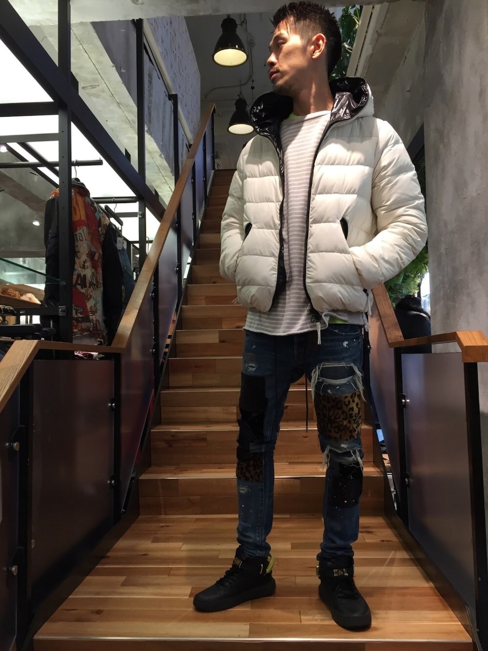 「ダウンジャケット、秋のコーデ、カジュアル、白、DUVETICA、ROYAL FLASH、OVERDESIGN、Buscemi、MARK&LONA(MARK&LONA)、FACCIES」｜「ROYAL FLASHのFaccies/ファッチーズ/カシミヤ混LS ボーダー（ニット/セーター、グレー系）」を使った、まるうえあさん（メンズ・179cm）の秋コーディネートの1枚目の写真
