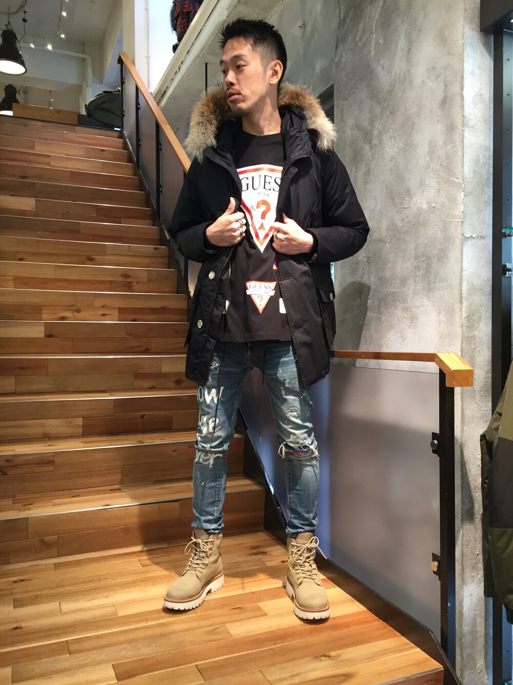 「秋コーデ、カジュアルコーデ、オーバーサイズ、デニム、ROYAL FLASH、guess、WOOLRICH、WOOLRICH John rich ＆ bros.、ダウンジャケット、OVERDESIGN」｜「WOOLRICHのWOOLRICH（ウールリッチ）ARCTIC PARKA ML/アークティックパーカー（ダウンジャケット/コート、ブラック系）」を使った、まるうえあさん（メンズ・179cm）の秋コーディネートの1枚目の写真