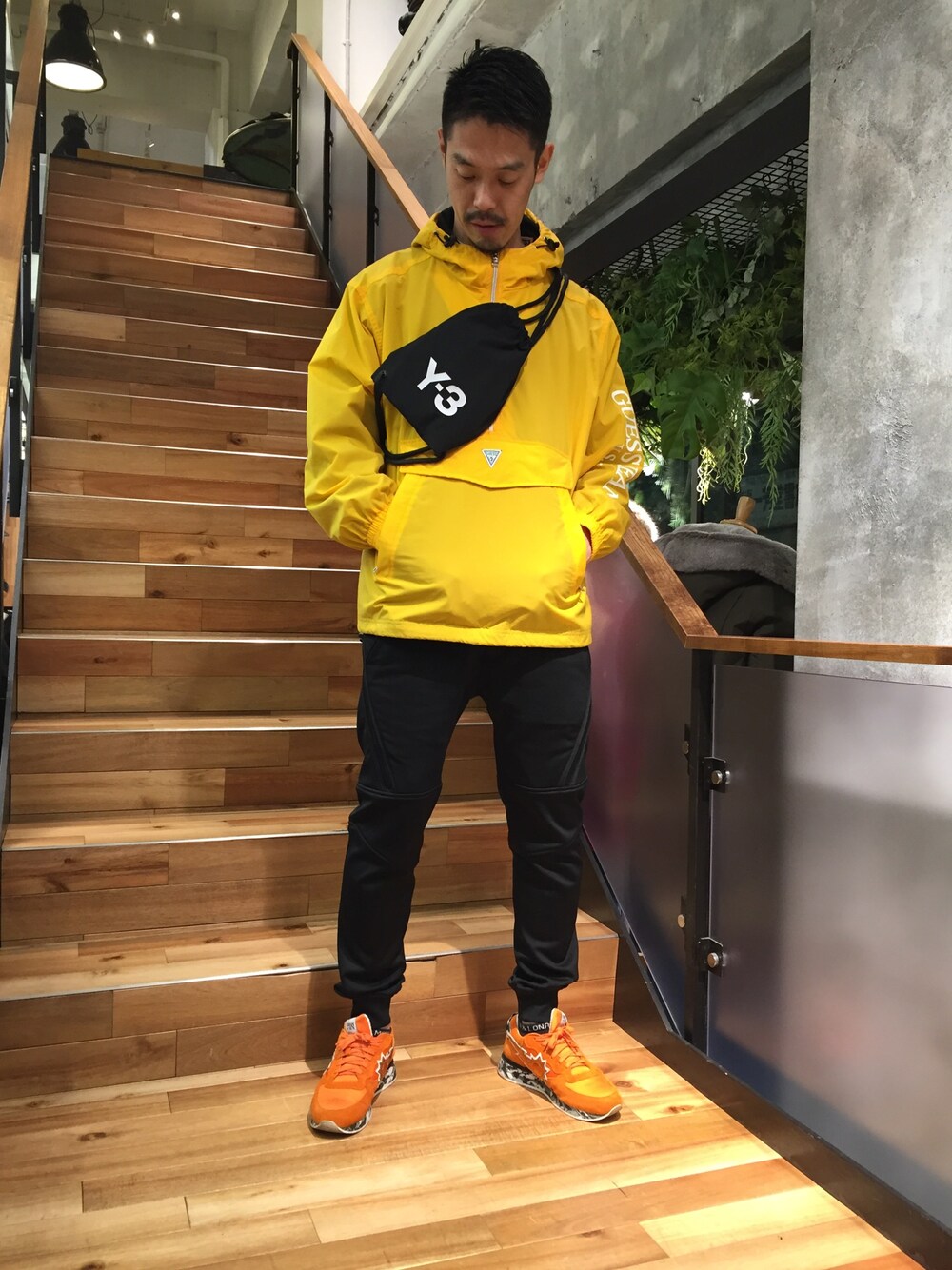 「秋冬コーデ、オトナカジュアル、イエロー、オレンジ、ROYAL FLASH、guess、Y-3、AKM、URBAN SUN、アノラックパーカー」｜「GuessのGUESS GREEN LABEL/ゲス グリーン レーベル/ANORAK JACKET/アノラック ジャケット（ブルゾン、イエロー系）」を使った、まるうえあさん（メンズ・179cm）の秋コーディネートの1枚目の写真