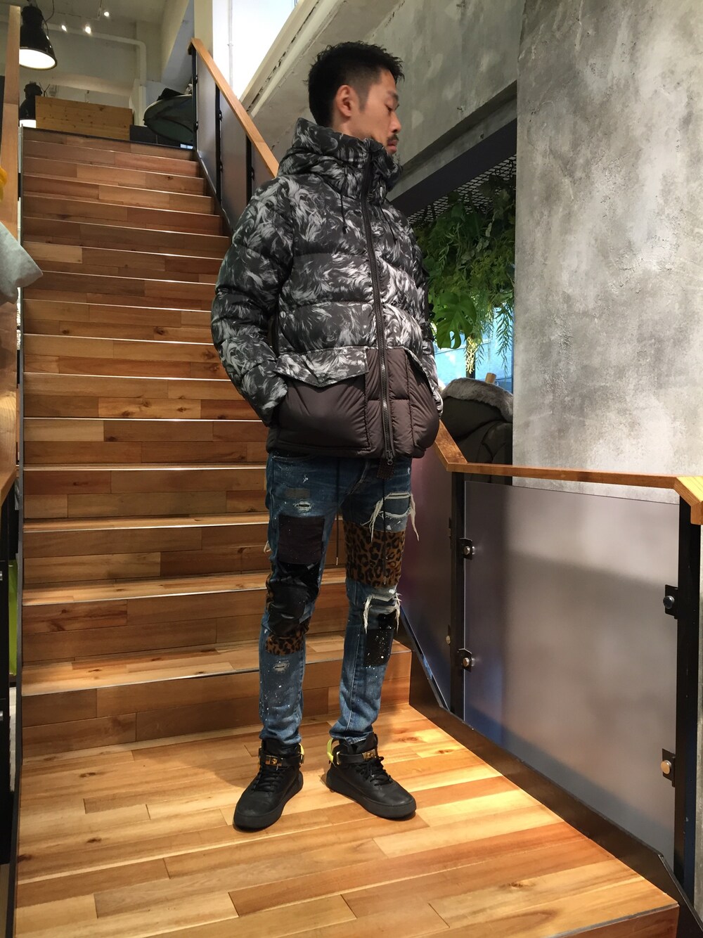 「カジュアル、ダウンジャケット、休日スタイル、大人カジュアル、ROYAL FLASH、WOOLRICH、WOOLRICH John rich ＆ bros.、roar、OVERDESIGN、Buscemi」｜「WOOLRICHのWOOLRICH/ウールリッチ/SIERRA SHEEPSK IN JACKET（ダウンジャケット/コート、ブラック系）」を使った、まるうえあさん（メンズ・179cm）の秋コーディネートの1枚目の写真