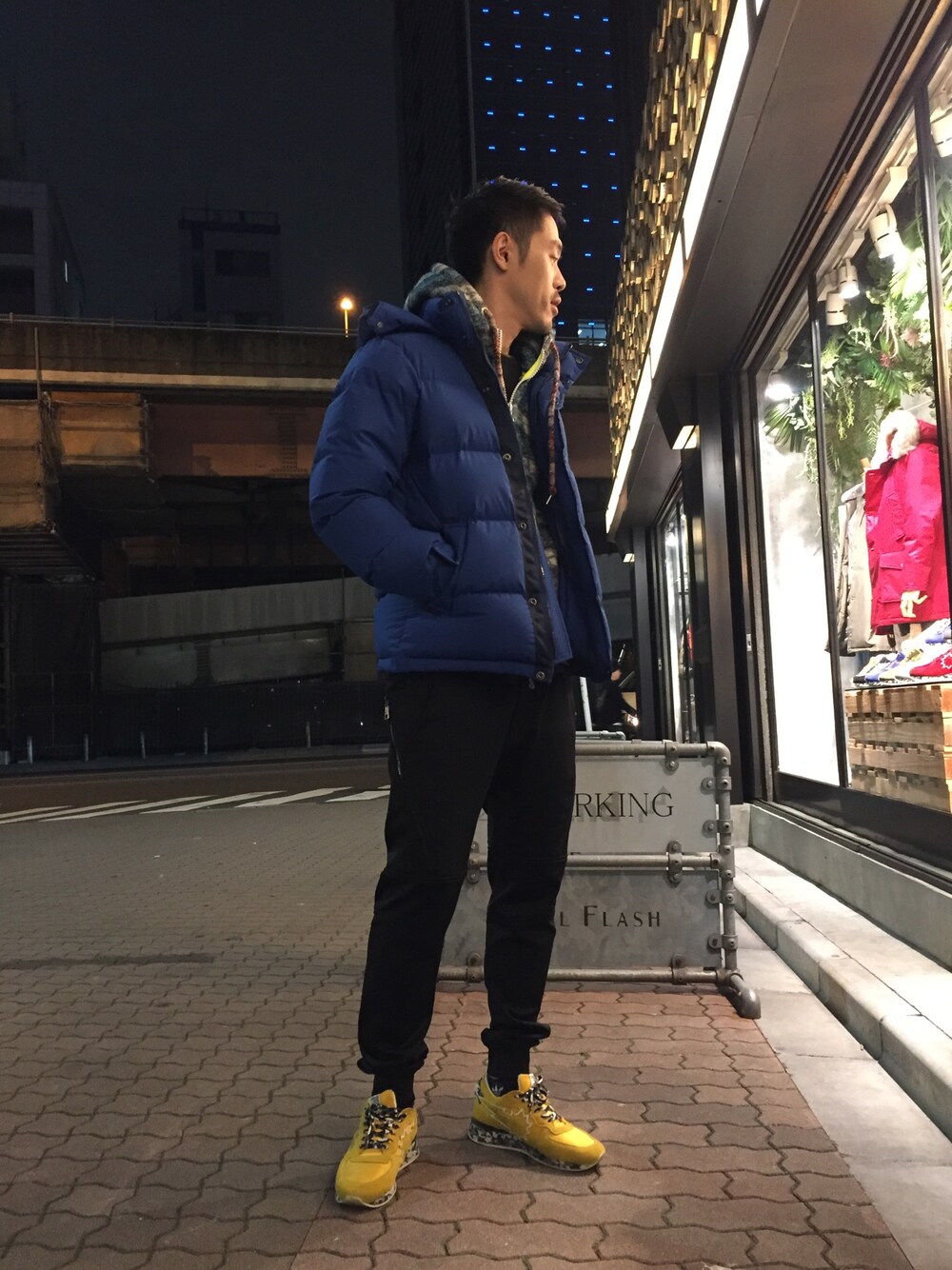 「オトナカジュアル、休日スタイル、ダウンジャケット、青、ROYAL FLASH、WOOLRICH、FranCisT_MOR.K.S.、URBAN SUN、WOOLRICH John rich ＆ bros.、ラフ」｜「WOOLRICHのWOOLRICH/ウールリッチ/M WINDSTOPPER PUFFY/ウィンドストッパー パフィーダウン（ダウンジャケット/コート、ブルー系）」を使った、まるうえあさん（メンズ・179cm）の冬コーディネートの1枚目の写真