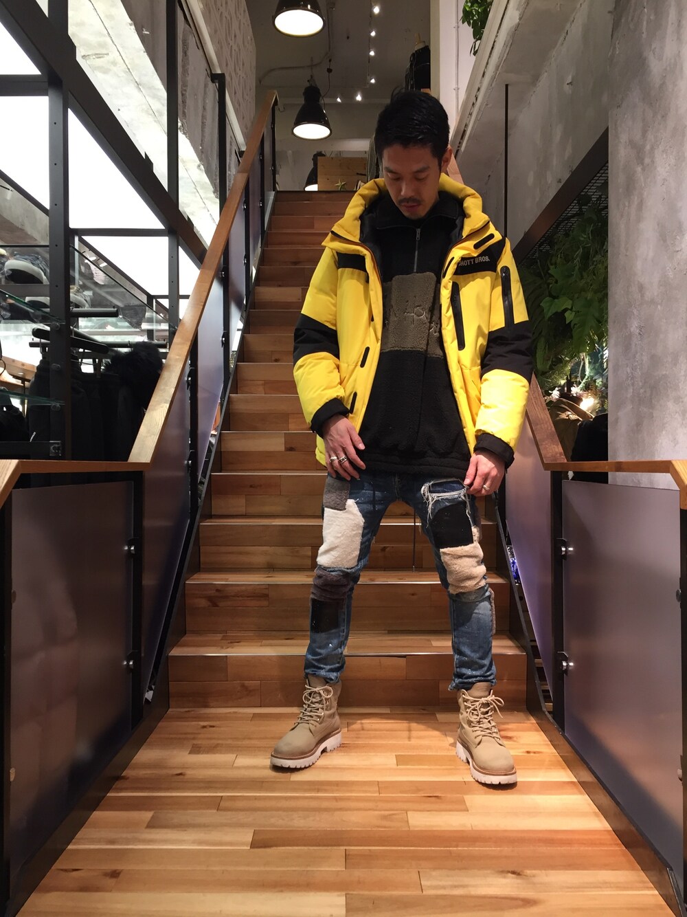 「休日スタイル、大人カジュアル、冬、黄色、ダウンジャケット、SCHOTT、Liam Hodges、OVERDESIGN、Buscemi、デニム」｜「schottのSchott/ショット/2TONE SNORKEL DOWN PARKA/ツートーン シュノーケル ダウンパーカー（ダウンジャケット/コート、イエロー系）」を使った、まるうえあさん（メンズ・179cm）の冬コーディネートの1枚目の写真
