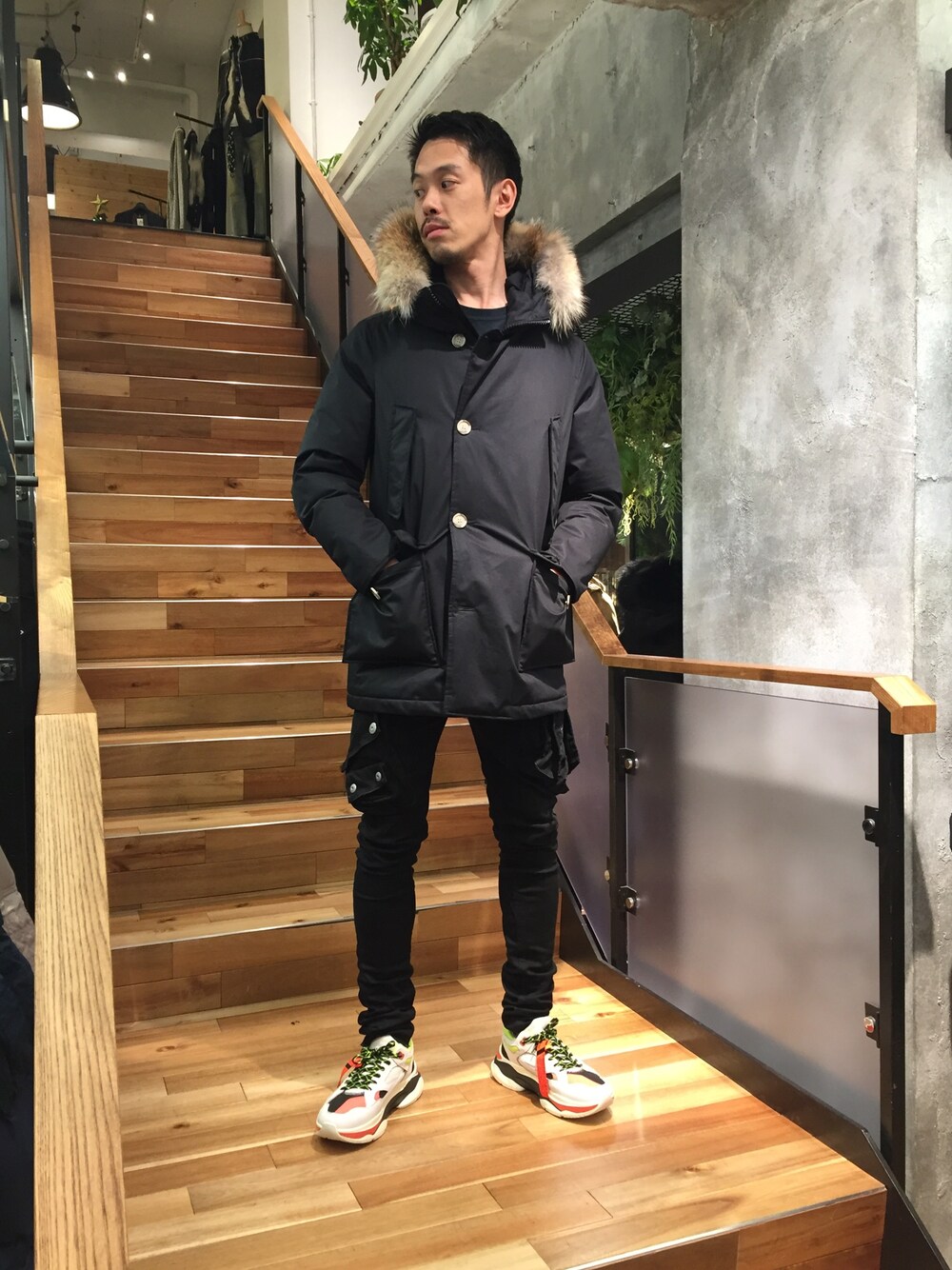 「冬コーデ、ダウンジャケット、ROYAL FLASH、WOOLRICH、黒、SEIGEKI、BLANDBLACK、BRANDBLACK、roar、スニーカー」｜「WOOLRICHのWOOLRICH（ウールリッチ）ARCTIC PARKA ML/アークティックパーカー（ダウンジャケット/コート、ブラック系）」を使った、まるうえあさん（メンズ・179cm）の冬コーディネートの1枚目の写真