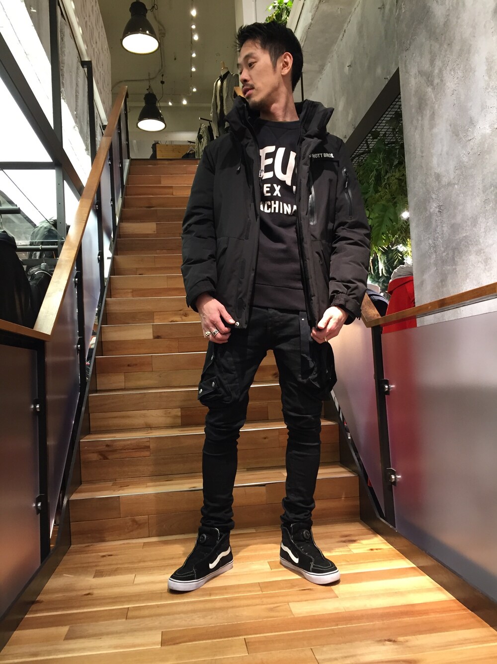 「休日スタイル、黒、ダウンジャケット、黒スキニー、ROYAL FLASH、SCHOTT、SEIGEKI、DEUS EX MACHINA、DEUS、VANS」｜「DEUS EX MACHINAのDEUS EX MACHINA/デウス エクス マキナ/Curvy Crew（スウェット、ブラック系）」を使った、まるうえあさん（メンズ・179cm）の冬コーディネートの1枚目の写真