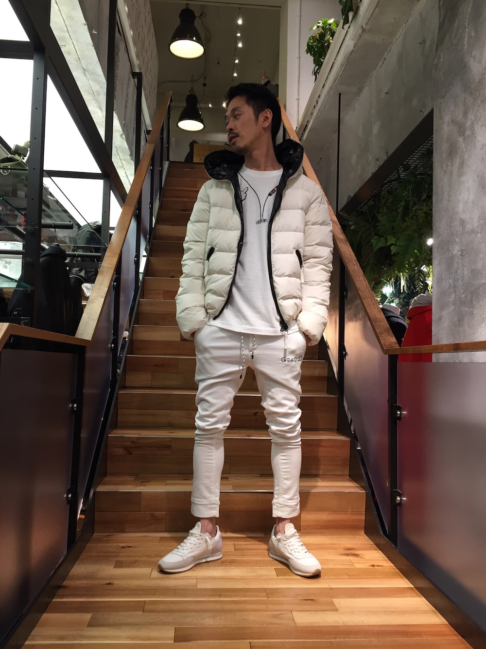 「冬コーデ、白、白コーデ、ダウンジャケット、スニーカー、ROYAL FLASH、DUVETICA、e-JEANS、Philippe model、STUD MUFFIN」｜「DUVETICAのDUVETICA/デュベティカ/dionisio_mat/ディオニシオ マット（ダウンジャケット/コート、ホワイト系）」を使った、まるうえあさん（メンズ・179cm）の冬コーディネートの1枚目の写真