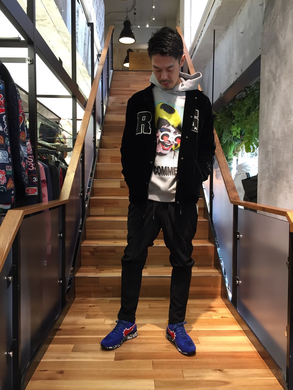「カジュアルコーデ、休日スタイル、大人コーデ、スニーカー、コーチジャケット、ROYAL FLASH、roar、NO COMMENT PARIS、URBAN SUN、1PIU1UGUALE3」｜「NO COMMENT PARISのNO COMMENT PARIS/ノーコメントパリ/HOOD JP HEART GLASS/ハート グラスフーディー（パーカー、グレー系）」を使った、まるうえあさん（メンズ・179cm）の冬コーディネートの1枚目の写真