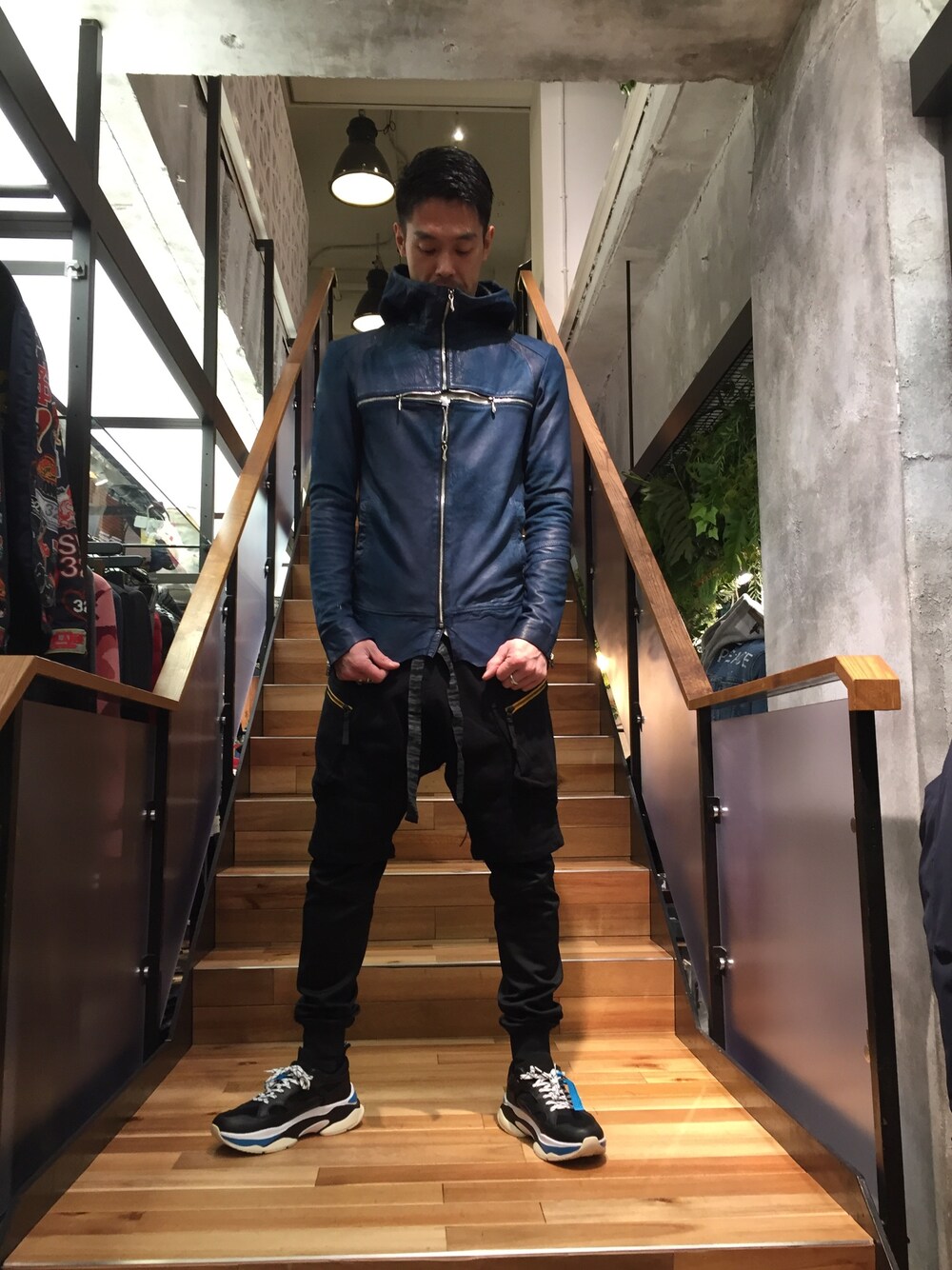 「今日のコーデ、カジュアル、レザージャケット、ブルー、ROYAL FLASH、14th Addiction、KMRii、BLANDBLACK、ROSTER SOX、オトナカジュアル」｜「14th Addictionの【別注】14thAddiction/フォーティーンスアディクション/CROSS ZIP HOODIE JKT（ブルゾン、ブラック系）」を使った、まるうえあさん（メンズ・179cm）の冬コーディネートの1枚目の写真
