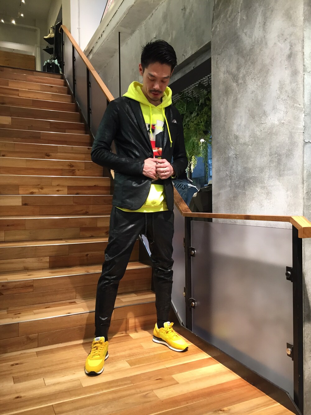 「カジュアルコーデ、ジャケット、セットアップ、黒、ROYAL FLASH、FranCisT_MOR.K.S.、STUD MUFFIN、URBANSUN、NAVYROOTS、大人カジュアル」｜「NAVY ROOTSのNAVY ROOTS/ネイビールーツ/BACK LOGO SOX（ソックス/靴下、ブラック系）」を使った、まるうえあさん（メンズ・179cm）の冬コーディネートの1枚目の写真