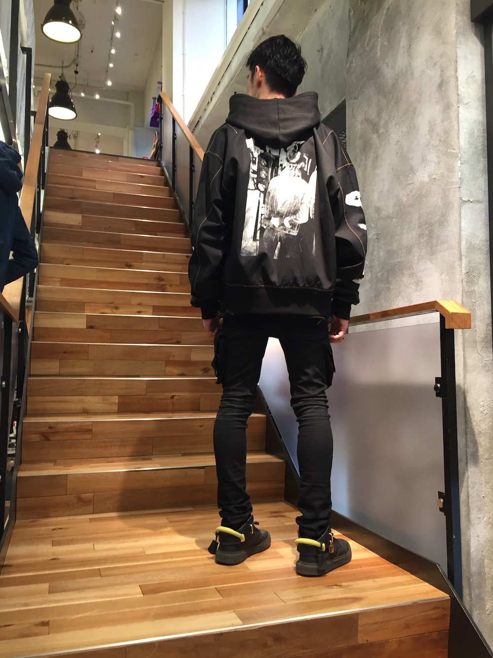 「はるコーデ、カジュアル、スキニー、MA-1、ペイント、ROYAL FLASH、GUERNIKA、SEIGEKI、黒、Buscemi」｜「ROYAL FLASHのGuernika/ゲルニカ/MA-1（ブルゾン、ブラック系）」を使った、まるうえあさん（メンズ・179cm）の春コーディネートの1枚目の写真