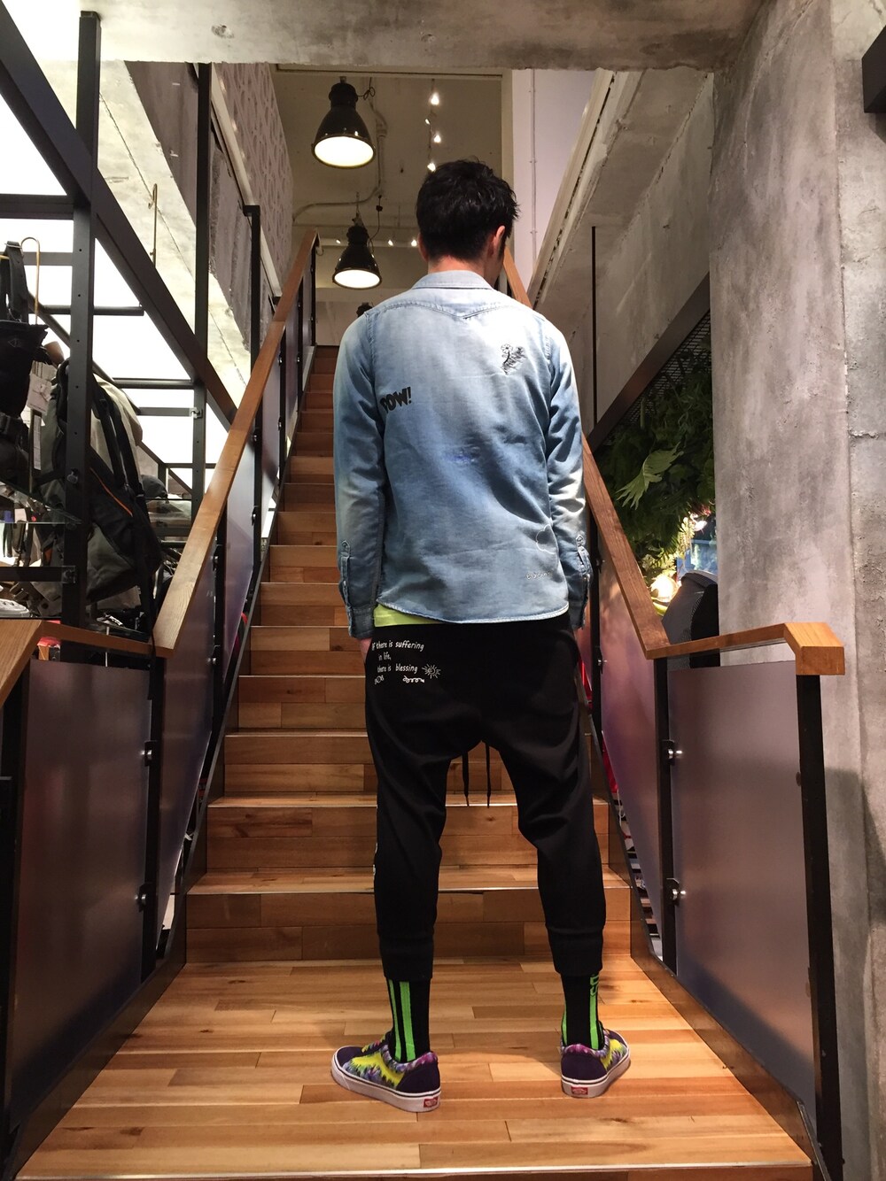 「はるコーデ、オトナカジュアル、denim、デニム、デニムシャツ、GCDS、e-JEANS、1piu1uguale3 relax、ROYAL FLASH、VANS」｜「ROYAL FLASHの【別注】e JEANS/イージーンズ/ペイントデニムシャツ（シャツ/ブラウス、ブルー系）」を使った、まるうえあさん（メンズ・179cm）の春コーディネートの1枚目の写真