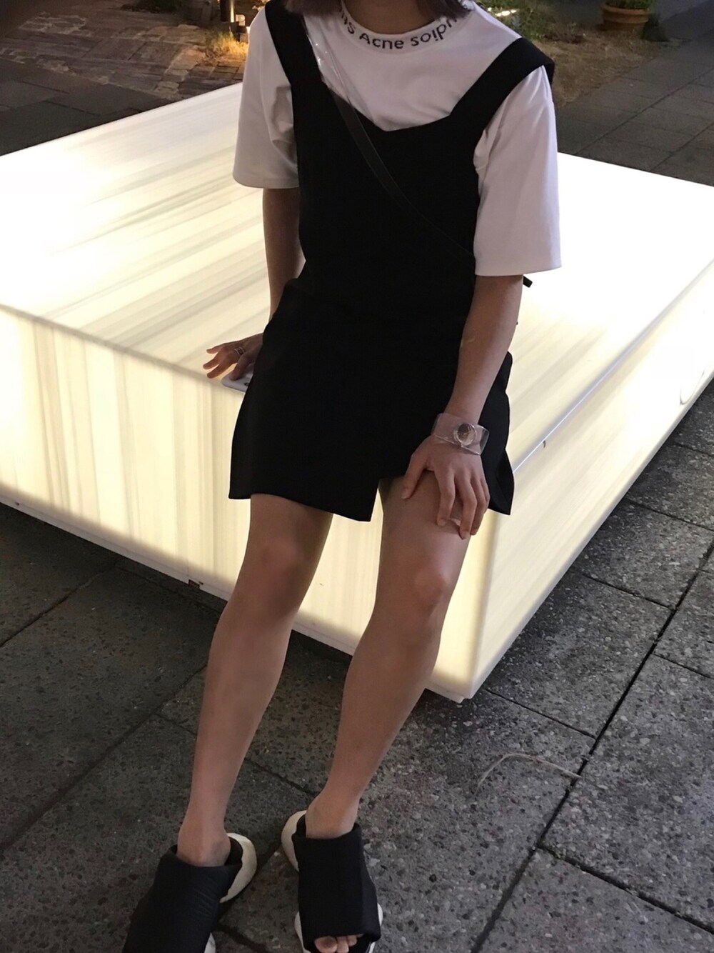 「メンズライク、ブラック、韓国ファッション、韓国ブランド、ohotoro、AcneStudios、Acne Studios、RICK OWENS、RICKOWENS、高校生」｜「Acne Studiosのアイテム（Tシャツ/カットソー、ホワイト系）」を使った、るさん（レディース・156cm）の秋コーディネートの1枚目の写真
