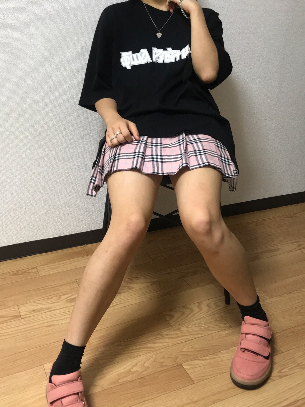 「GUCCI、gosharubchinskiy、AcneStudios、シンプル、シンプルコーデ、韓国ファッション、高校生、ストリート」｜「Gosha RubchinskiyのGOSHA RUBCHINSKIY(ゴーシャ ラブチンスキー) LOGO TEE（Tシャツ/カットソー、ブラック系）」を使った、るさん（レディース・156cm）の秋コーディネートの1枚目の写真