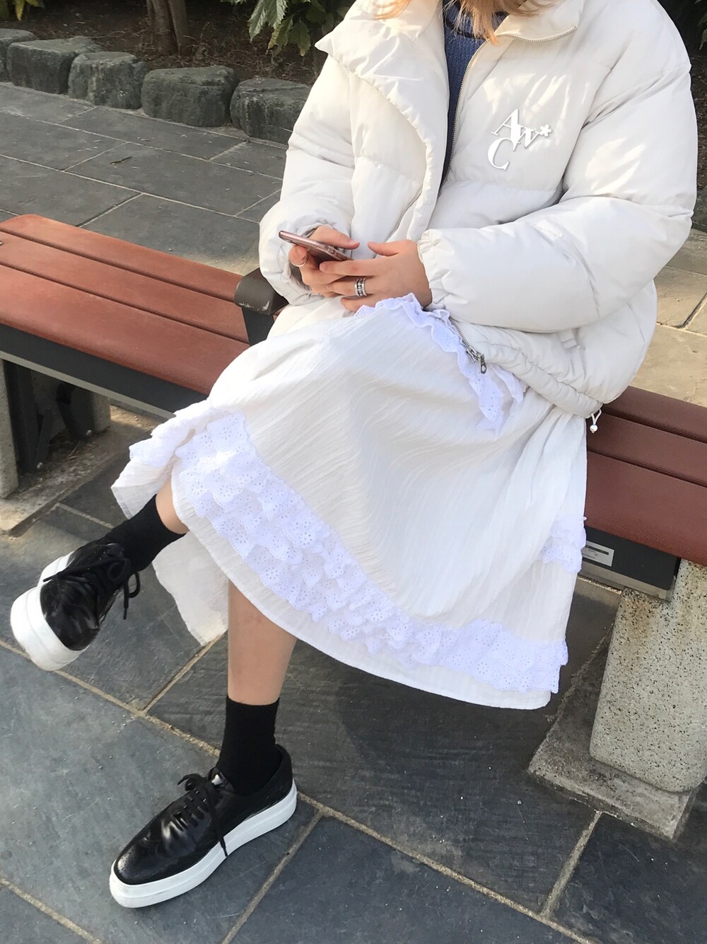 「PRADA、acoldwall、シンプル、シンプルコーデ、ホワイト、カジュアルコーデ、韓国ファッション、高校生、モノトーン」｜「PRADAのアイテム（シューズ、ブラック系）」を使った、るさん（レディース・156cm）の冬コーディネートの1枚目の写真