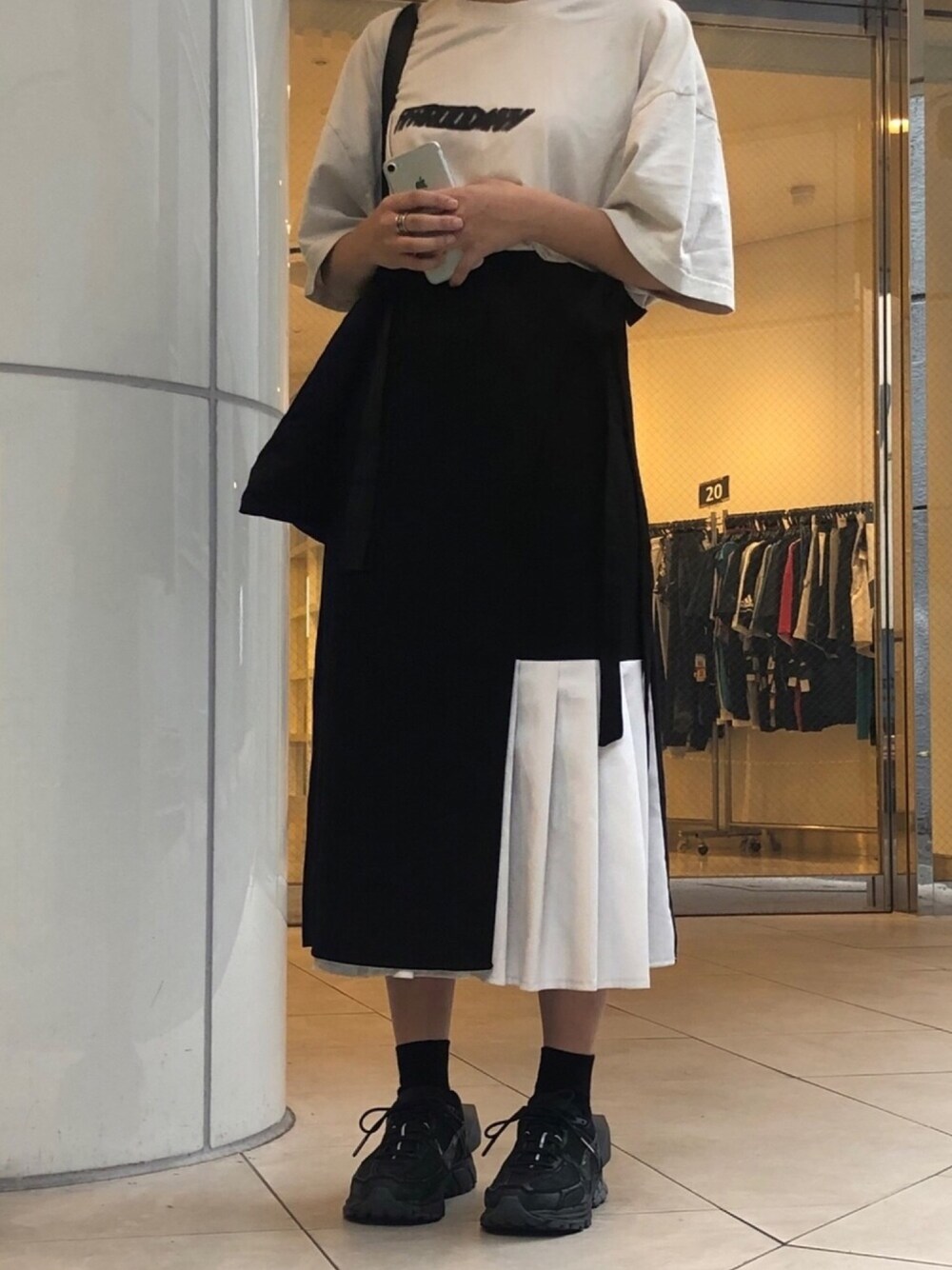 「vetements、acoldwall、a cold wall、シンプル、韓国ファッション」｜「A-COLD-WALL*のアイテム（スニーカー、ブラック系）」を使った、るさん（レディース・156cm）の秋コーディネートの1枚目の写真