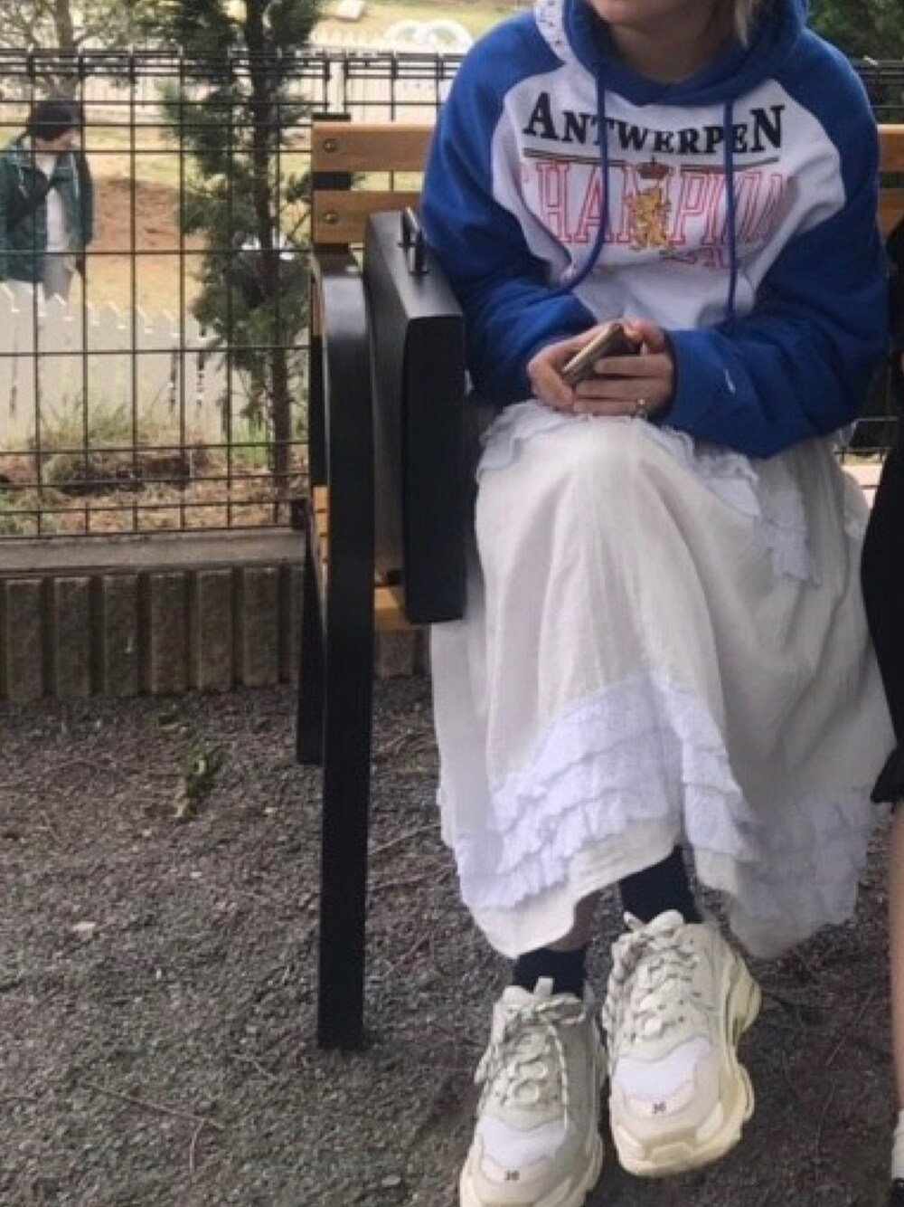 「vetements、BALENCIAGA、シンプル、韓国ファッション」｜「VETEMENTSのアイテム（パーカー、ブルー系）」を使った、るさん（レディース・156cm）の冬コーディネートの1枚目の写真