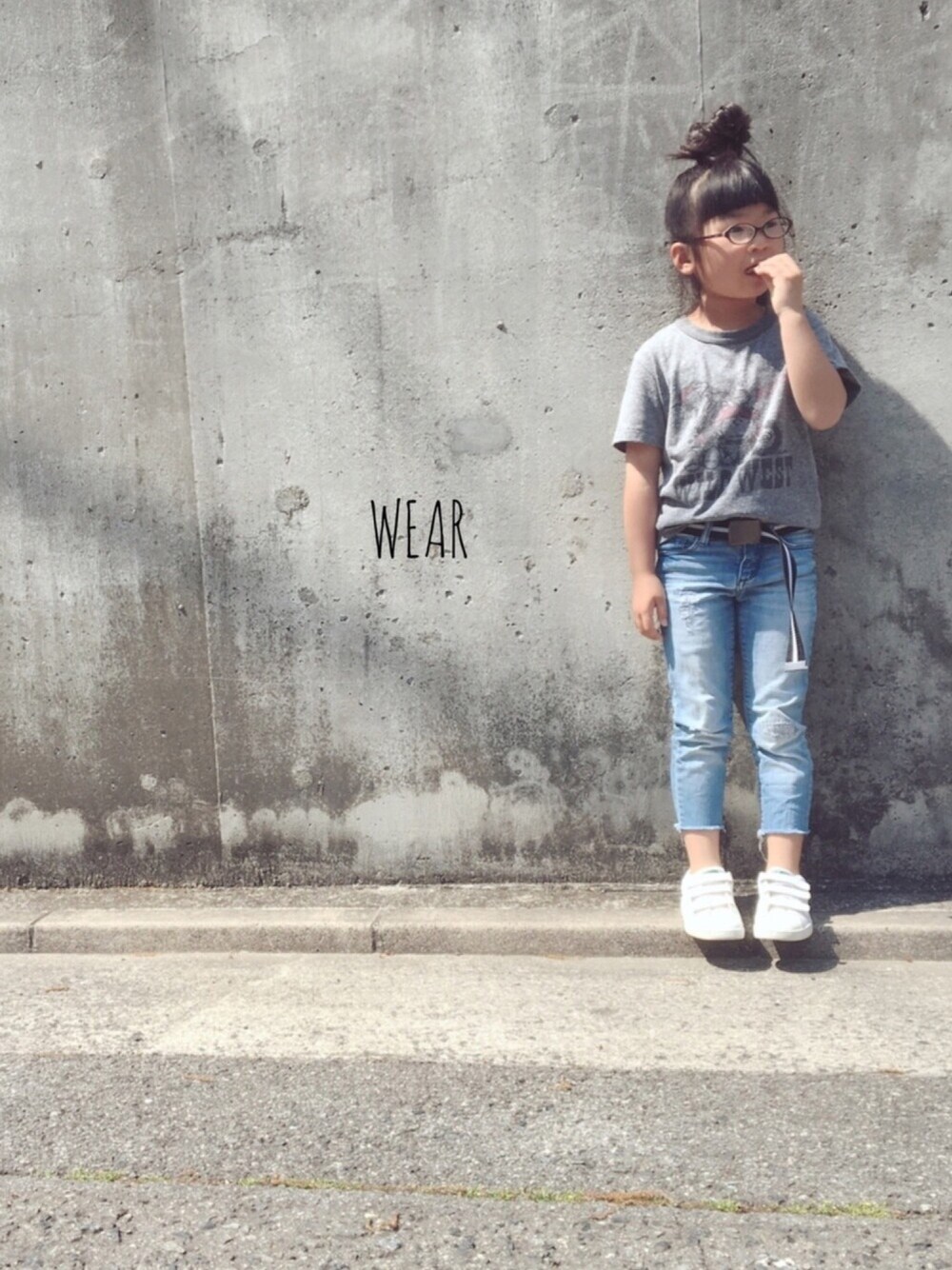 「Tシャツ×デニム、もう半袖、ハハがWEAR三昧の横で、すっかり夏になりました、全くヤル気のない、コーデでスミマセン、あ 5月もよろしくお願いします」｜「GAPのアイテム（デニムパンツ、ブルー系）」を使った、たからものさん（キッズ・120cm）の春コーディネートの1枚目の写真