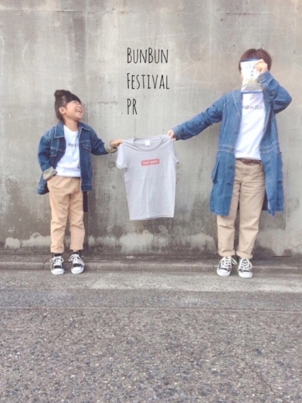 「BunBunFestival、働蜂雑貨店、tesi-goto、おけちゃん らぶ、ビスケットはおけちゃんの味、ほんとに ありがとう!!、3人での撮影のはずが、お年頃さんは支度に時間がかかるタメ、不参加となりました、パジャマカメラマン」｜「働蜂雑貨店のアイテム（Tシャツ/カットソー、ホワイト系）」を使った、たからものさん（キッズ・120cm）の秋コーディネートの1枚目の写真