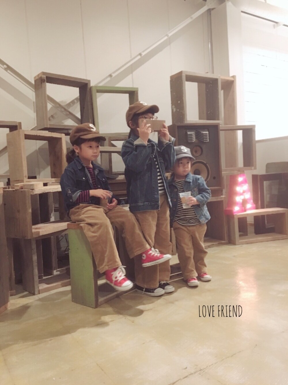 「コーデュロイパンツ、DAISO、おそろいコーデ、可愛くて、楽しくて、大騒ぎ、だいすき」｜「Levi'sのアイテム（デニムジャケット、ブルー系）」を使った、たからものさん（キッズ・120cm）の秋コーディネートの1枚目の写真