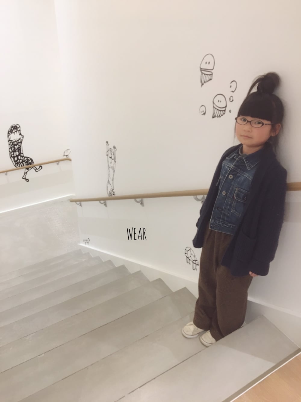 「ジージャン、ロングカーディガン、ワイドパンツ、グレンチェック、おだんごヘアー、イメージ通りの、すてきパパ、うちの父さん、ただのおっさん」｜「GAPのアイテム（カーディガン/ボレロ、ブルー系）」を使った、たからものさん（キッズ・120cm）の冬コーディネートの1枚目の写真