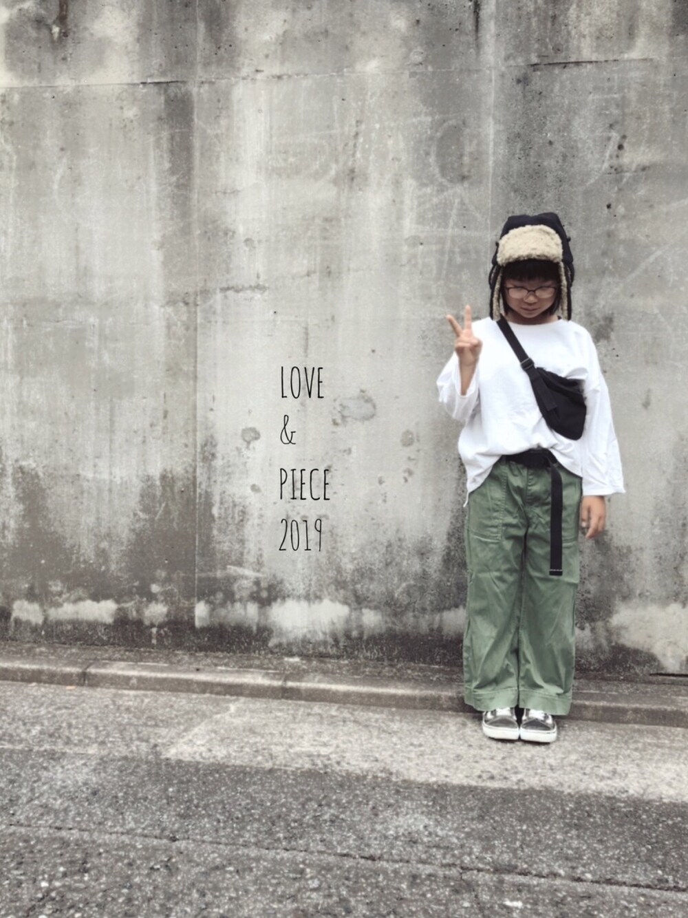 「ラブアンドピース2019、devirock、パイロットキャップ、で Last Autumn？」｜「devirockのスリット入りミニ裏毛7分袖Tシャツ カットソー（Tシャツ/カットソー、ホワイト系）」を使った、たからものさん（キッズ・135cm）の秋コーディネートの1枚目の写真