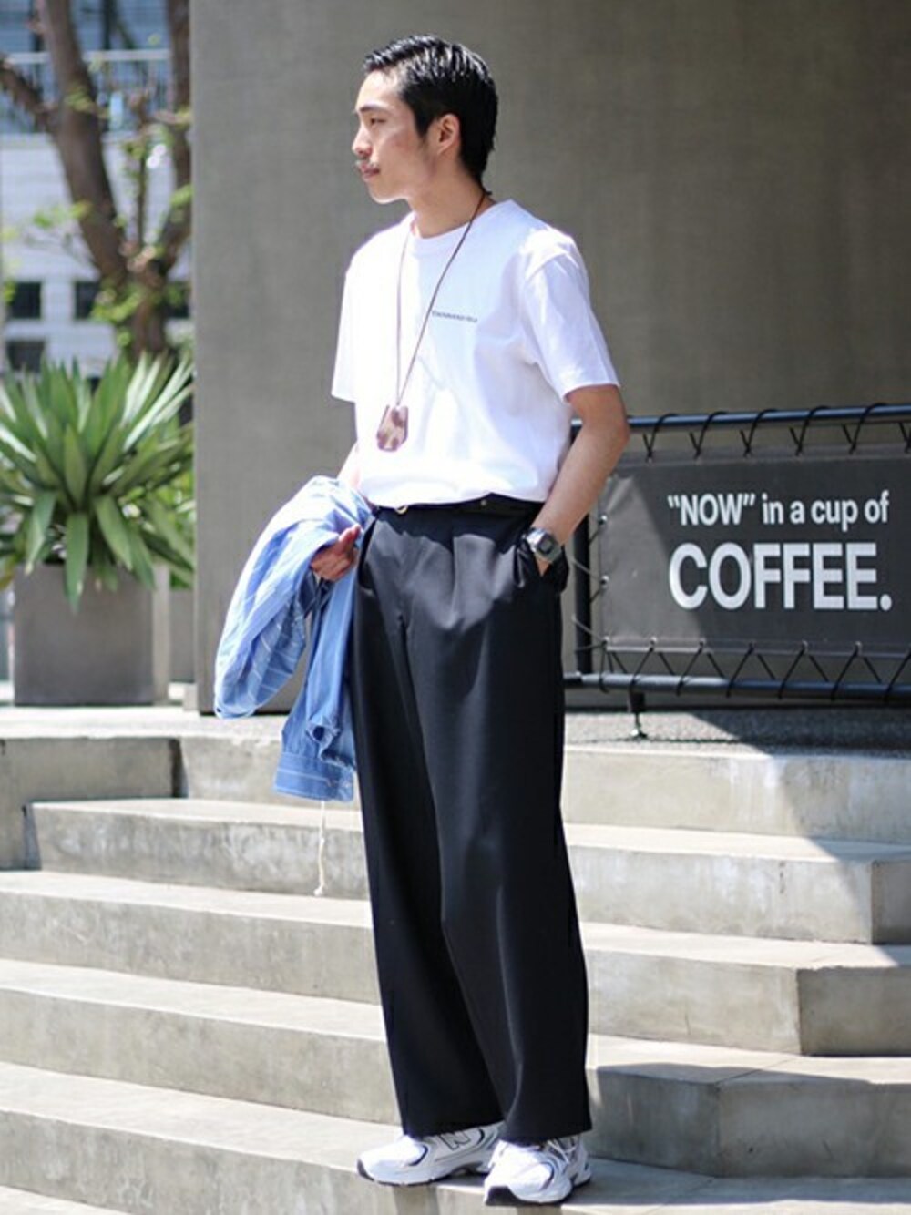 「スニーカー、シャツ、夏、Tシャツ、スラックス、大人カジュアル、スニーカーコーデ、夏コーデ、白Tシャツ、417 EDIFICE」｜「THOUSAND MILEの【THOUSAND MILE / サウザンド マイル】417別注  BACK MESSAGE PRINT TEE（Tシャツ/カットソー、ホワイト系）」を使った、yamaguchiさん（メンズ・175cm）の夏コーディネートの1枚目の写真