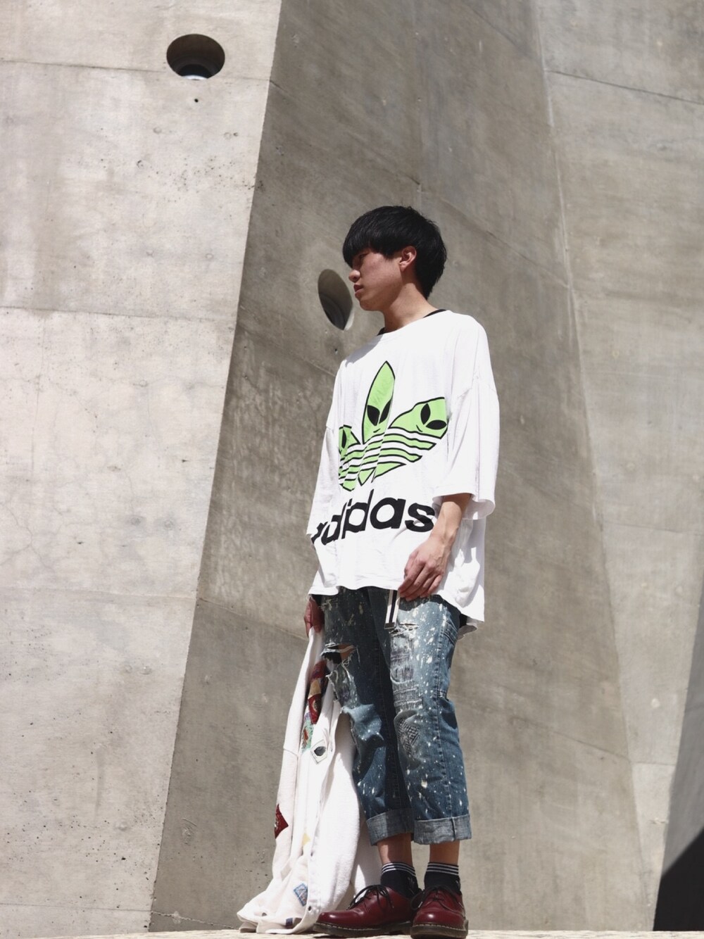 「#Dr.Martens、adidas originals、JEREMY SCOTT、PINK HOUSE」｜「adidas Originals by JEREMY SCOTTのアイテム（Tシャツ/カットソー、ホワイト系）」を使った、takuさん（メンズ・171cm）の春コーディネートの1枚目の写真