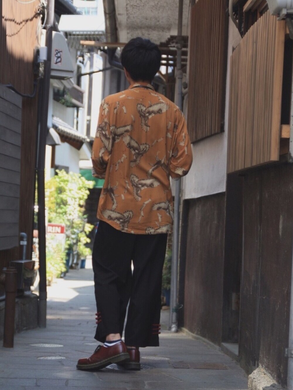 「夏セールで買いました、古着、柄シャツ、鷹、チャイナパンツ、PINK HOUSE、Dr.Martens、夏」｜「PINK HOUSEのアイテム（シャツ/ブラウス、オレンジ系）」を使った、takuさん（メンズ・171cm）の夏コーディネートの1枚目の写真