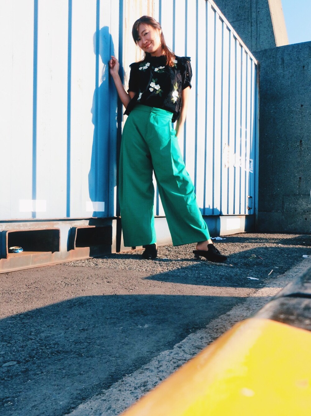 「ZARA、ROSE BUD、しまむら、黒 トップス、緑パンツ、グリーン、ブラック、秋のコーデ、秋服、ワイドパンツ」｜「ROSE BUDのLPT-17137 （その他パンツ、グリーン系）」を使った、東埜光さん（レディース・158cm）の秋コーディネートの1枚目の写真