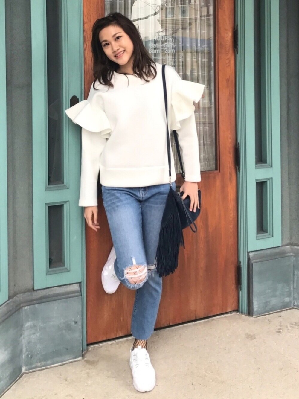 「ootd、USJ、denim、white」｜「PUMAのPUMA（プーマ）DISC BLAZE CELL/360078（スニーカー、ホワイト系）」を使った、miku_nakayamaさん（レディース・170cm）の春コーディネートの1枚目の写真