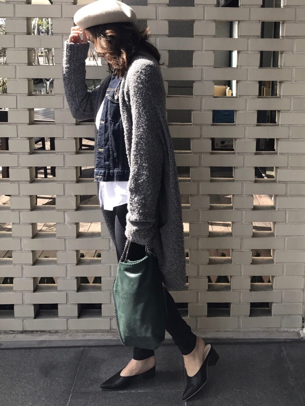 「spring、カーディガン、ベレー帽、プチプラ、gray」｜「UNRELISHのGジャン（デニムジャケット、ブルー系）」を使った、miku_nakayamaさん（レディース・170cm）の春コーディネートの1枚目の写真