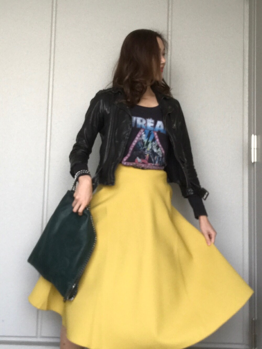 「キレイめ、大人カジュアル、ライダース、イエロー×グリーン、イエロー、スカート、はるコーデ」｜「Candy Stripperのアイテム（Tシャツ/カットソー、ブラック系）」を使った、miku_nakayamaさん（レディース・170cm）の春コーディネートの1枚目の写真