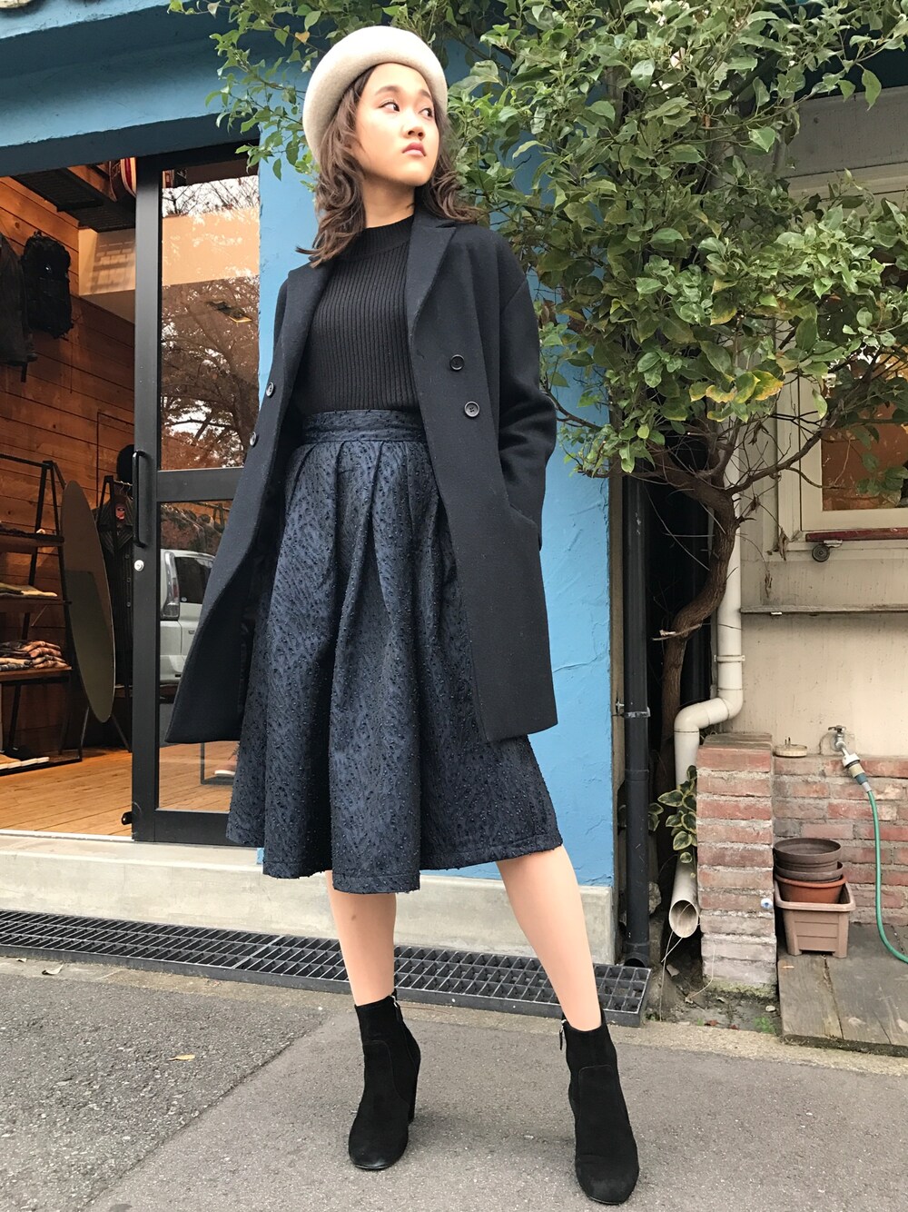 「ootd、はるコーデ、コート、スカート、オトナカジュアル、spring、ベレー帽、おしゃれさんと繋がりたい、ブラック、ネイビー」｜「H&Mのアイテム（スカート、ブルー系）」を使った、miku_nakayamaさん（レディース・170cm）の春コーディネートの1枚目の写真