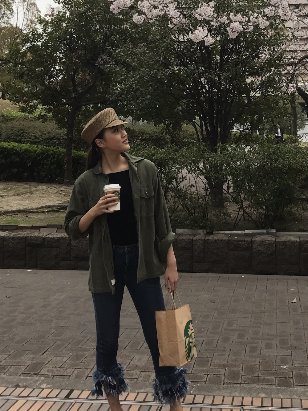「大人カジュアル、シンプルコーデ、古着、プチプラ、はるコーデ、カジュアル、パンツスタイル、今日のコーデ、casual、シンプル」｜「usedのアイテム（シャツ/ブラウス、グリーン系）」を使った、miku_nakayamaさん（レディース・170cm）の春コーディネートの1枚目の写真