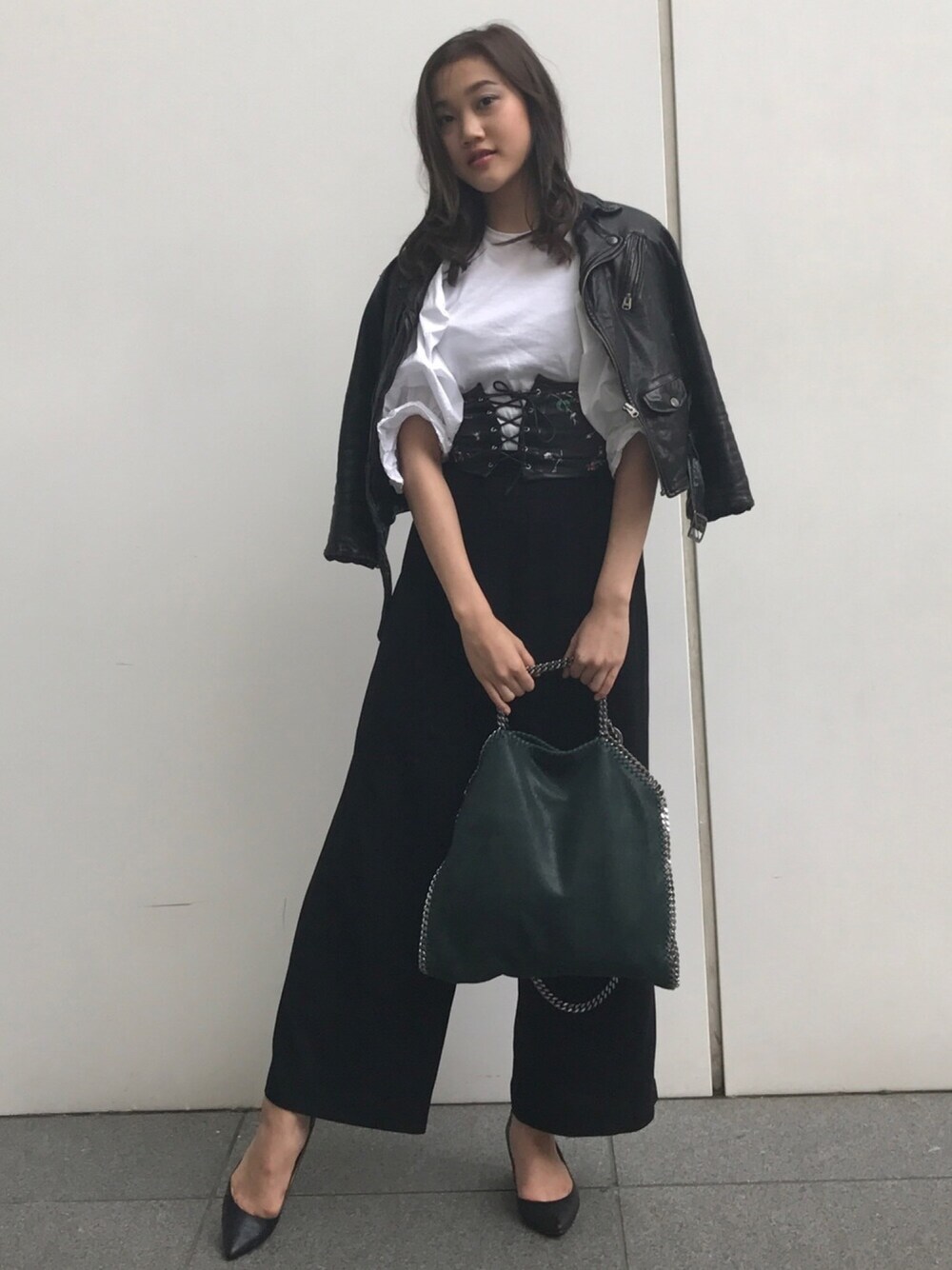 「シンプルコーデ、モノトーン、モード、ワイトパンツ、ライダース、ブラック、black、mode、カフェ」｜「MIDWESTのアイテム（その他パンツ、ブラック系）」を使った、miku_nakayamaさん（レディース・170cm）の春コーディネートの1枚目の写真