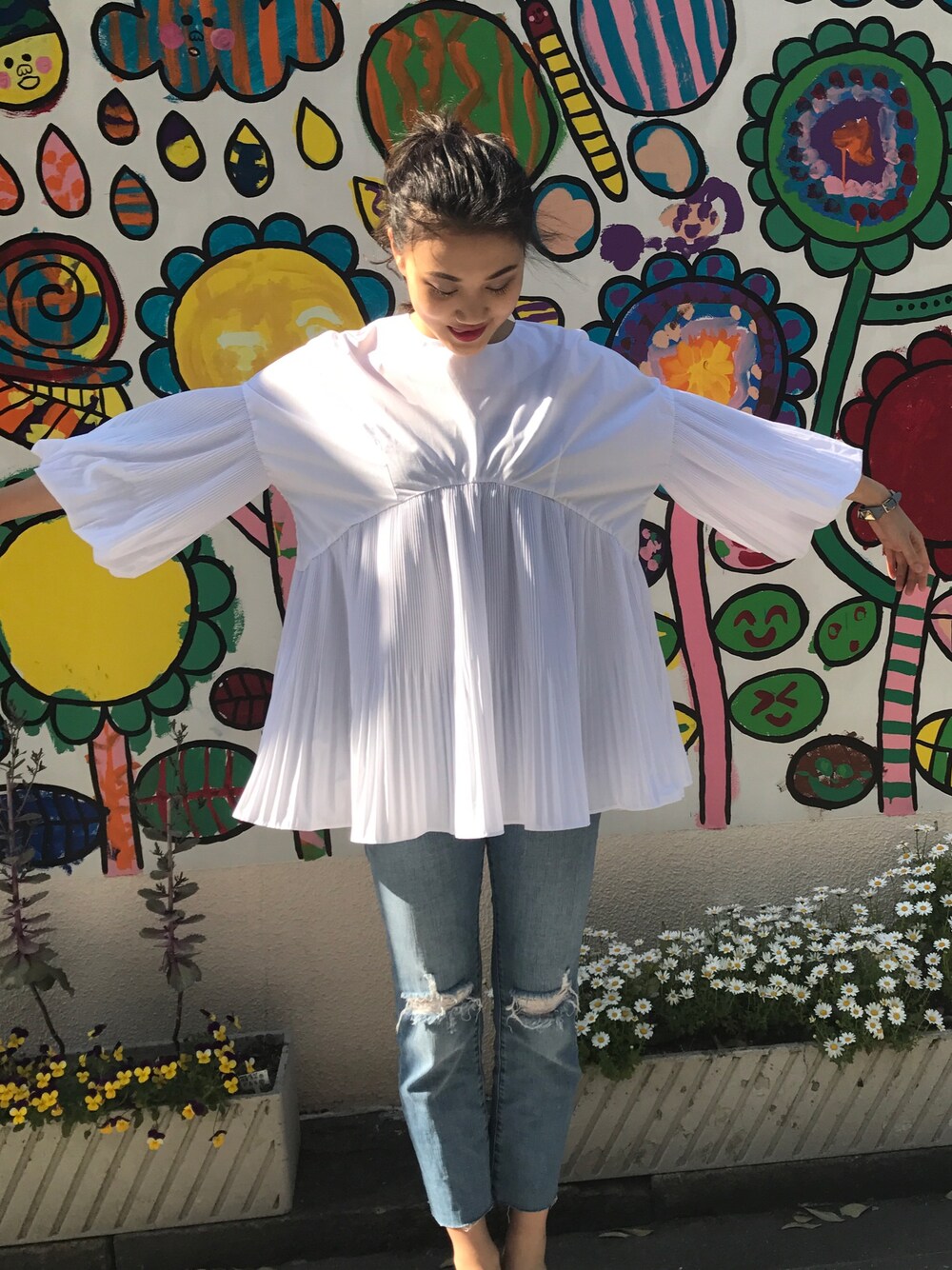 「denim、white、shirts、大人カジュアル、きれいめカジュアル、ボリューム袖、モリ袖、韓国ファッション、デニム、シャツスタイル」｜「DHOLICのアイテム（シャツ/ブラウス、ホワイト系）」を使った、miku_nakayamaさん（レディース・170cm）の春コーディネートの1枚目の写真