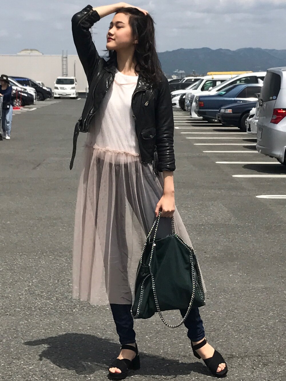 「休日スタイル、カジュアルコーデ、大人カジュアル、ワンピース、プチプラ、デニム、ライダース」｜「beautiful peopleのbeautiful people シュリンクレザーライダース（ライダースジャケット、ブラック系）」を使った、miku_nakayamaさん（レディース・170cm）の春コーディネートの1枚目の写真