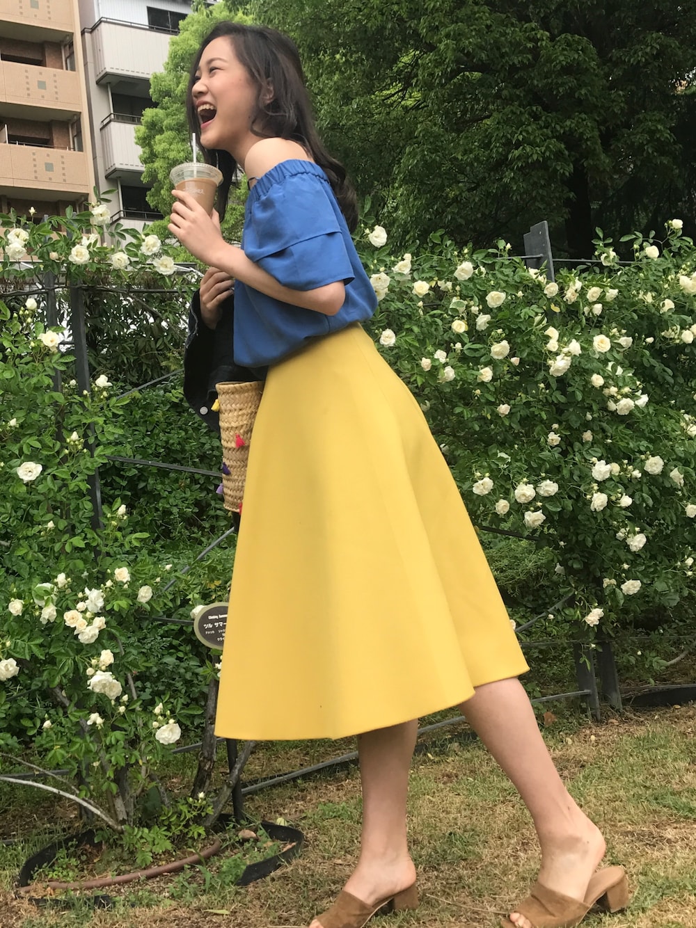 「大人カジュアル、公園、スカート、サンダル、オフショル、白雪姫、フレアスカート、イエロー×ブルー、ootd、プチプラ」｜「H&Mのアイテム（Tシャツ/カットソー、ブルー系）」を使った、miku_nakayamaさん（レディース・170cm）の春コーディネートの1枚目の写真