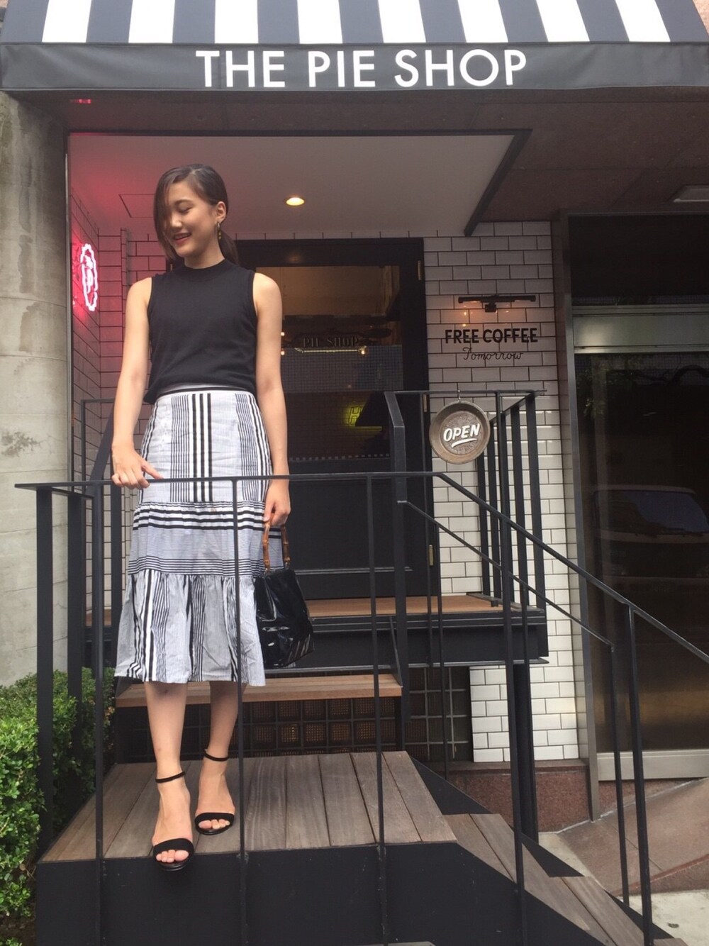 「cafe、カフェ、ストライプスカート、ユニジョ、モノトーン、大人コーデ」｜「cockie chocolateのアイテム（スカート、ブラック系）」を使った、miku_nakayamaさん（レディース・170cm）の夏コーディネートの1枚目の写真