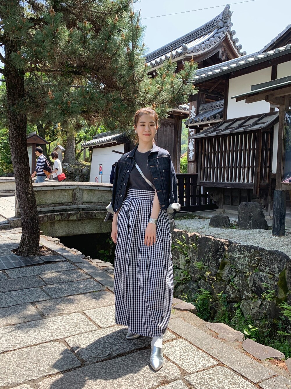 「休日スタイル、おしゃれさんと繋がりたい、高身長女子、ＧＷ、オトナカジュアル」｜「URBAN RESEARCH DOORSのアイテム（デニムジャケット、ブルー系）」を使った、maochi.さん（レディース・169cm）の春コーディネートの1枚目の写真