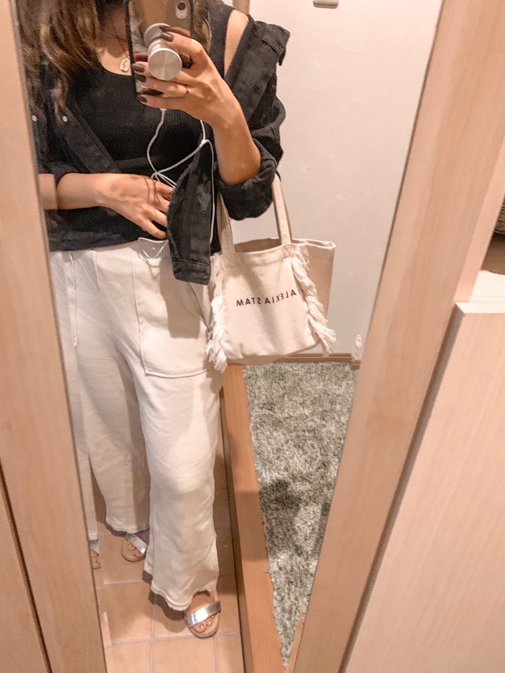 「カジュアルコーデ、秋、シンプルコーデ、休日スタイル、ootd、プチプラ、ラフ、今日のコーデ、モノトーンコーデ、ワイドパンツ」｜「sangoのアイテム（サンダル、シルバー系）」を使った、Miiさん（レディース・155cm）の秋コーディネートの1枚目の写真