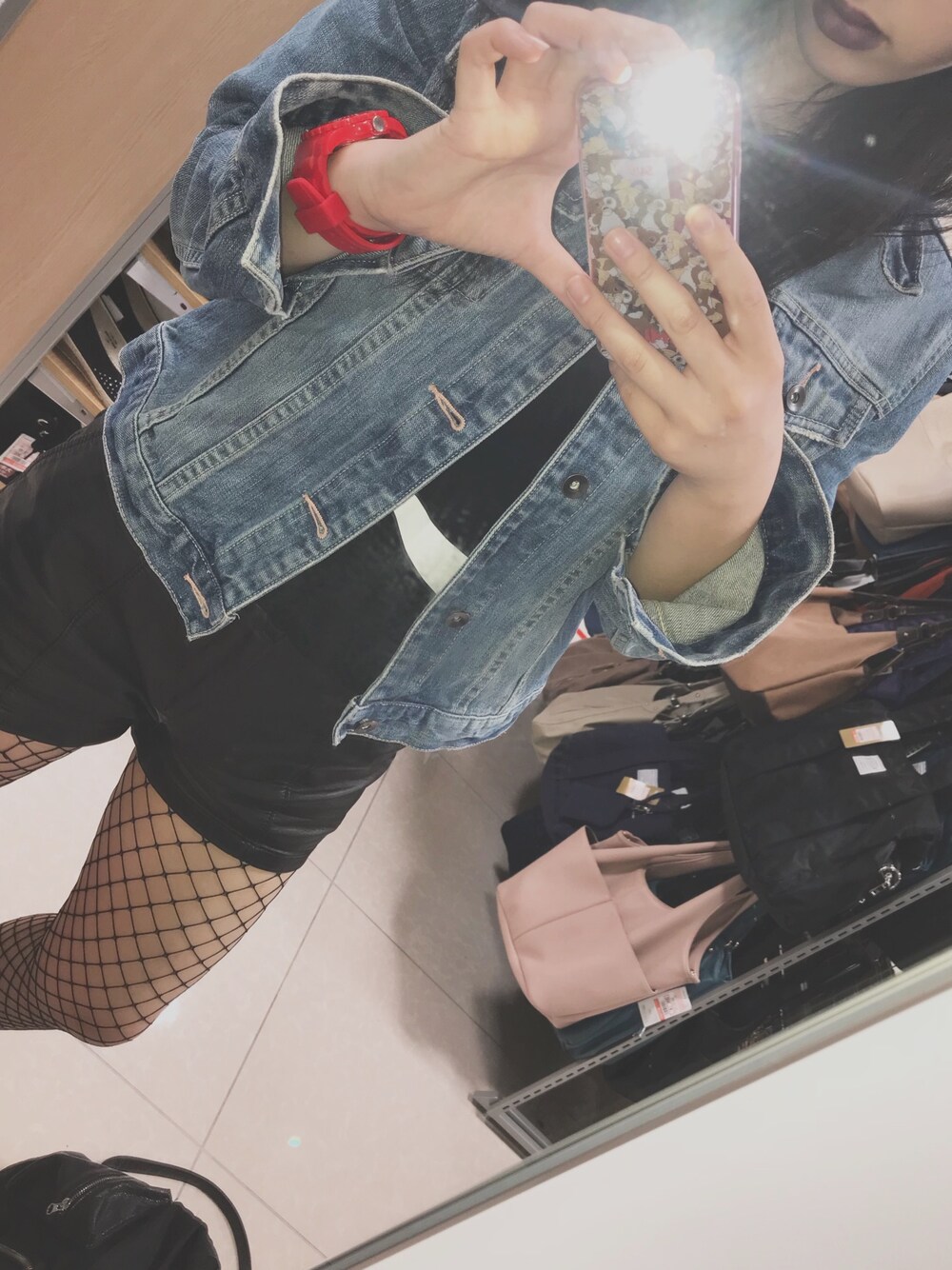その他のデニムジャケット、ブラック系のその他パンツ、ブラック系のポロシャツを着用したレディースの春コーディネートの1枚目の写真