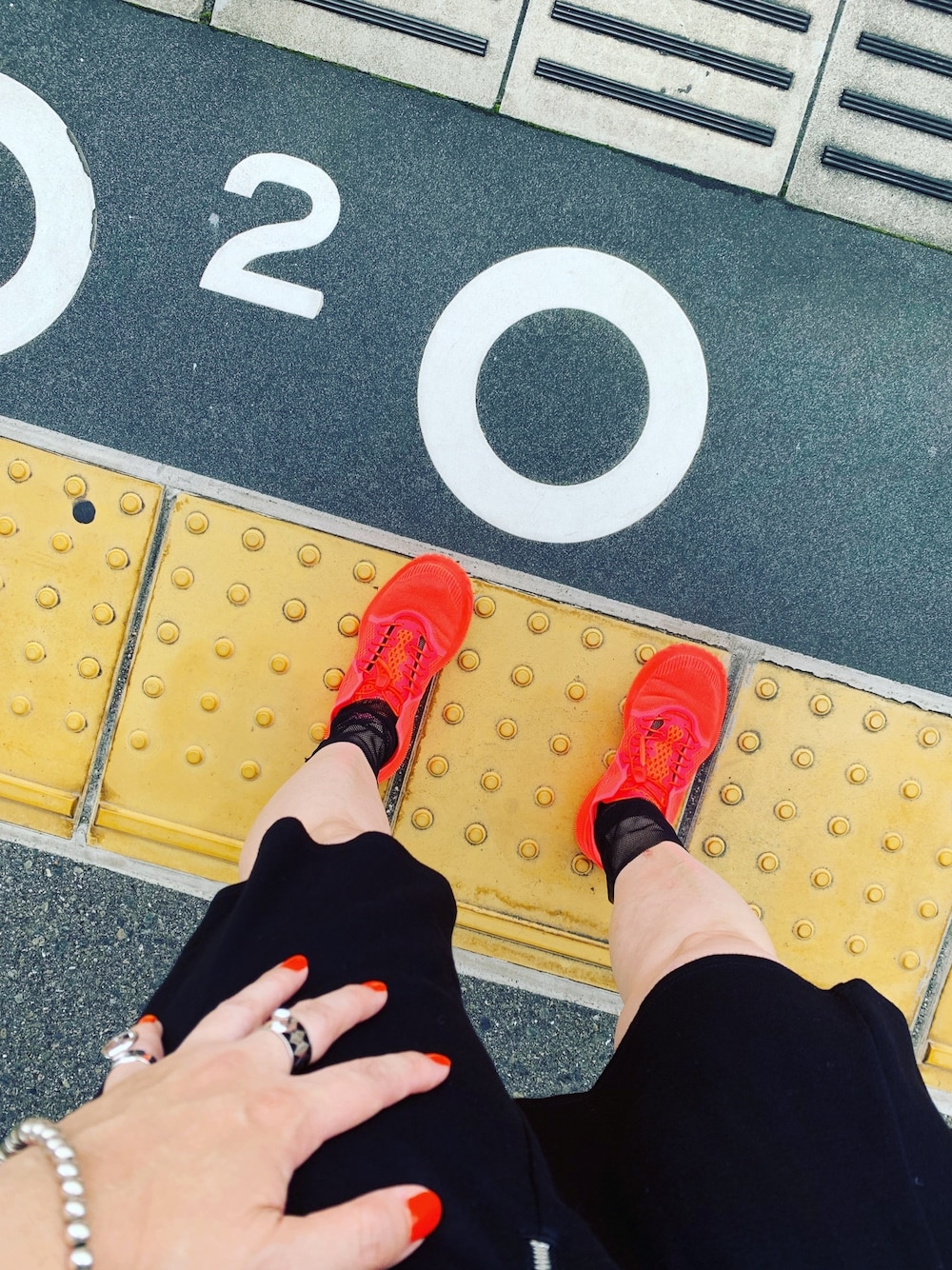 「adidasのアイテム（スニーカー、オレンジ系）」を使った、705BJさん（レディース・158cm）の夏コーディネートの1枚目の写真