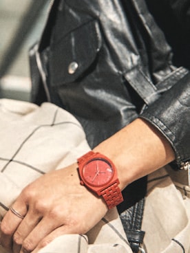 「NIXON（ニクソン）の【国内ZOZOTOWN限定販売】THE TIME TELLER NA045191-00 ALL RED（アナログ腕時計、レッド系）」を使った、NIXONさん（レディース・167cm）の秋コーディネート