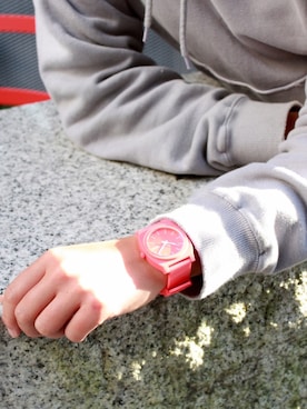 「アイテム（アナログ腕時計、ピンク系）」を使った、NIXONさん（レディース・167cm）の冬コーディネート