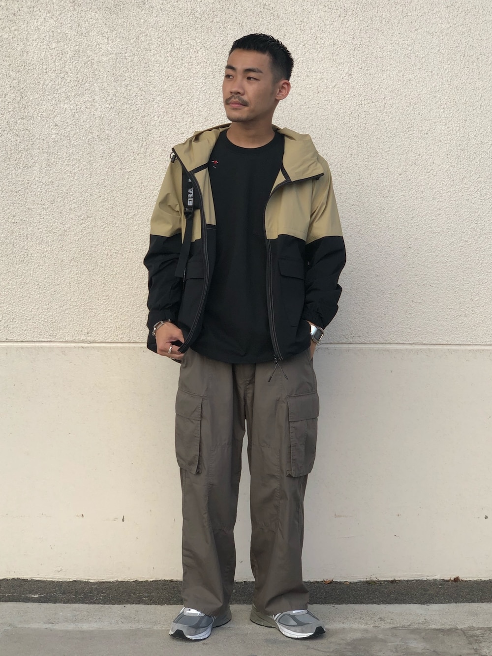 ベージュ系のブルゾン、ブラック系のTシャツ/カットソー、グリーン系のその他パンツを着用したメンズの秋コーディネートの1枚目の写真