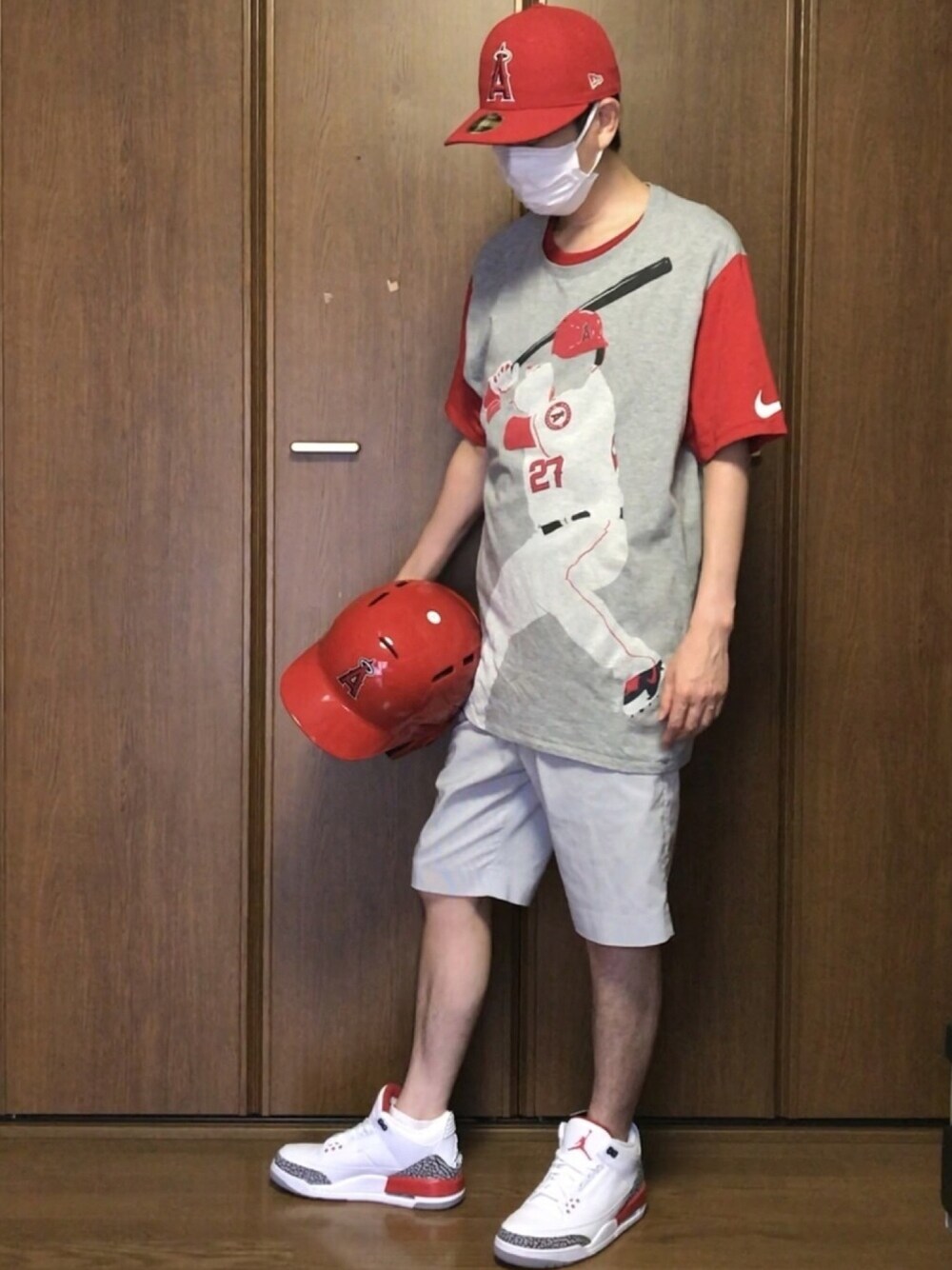 グレー系のTシャツ/カットソー、グレー系のその他パンツ、ホワイト系のスニーカーを着用したメンズの夏コーディネートの1枚目の写真