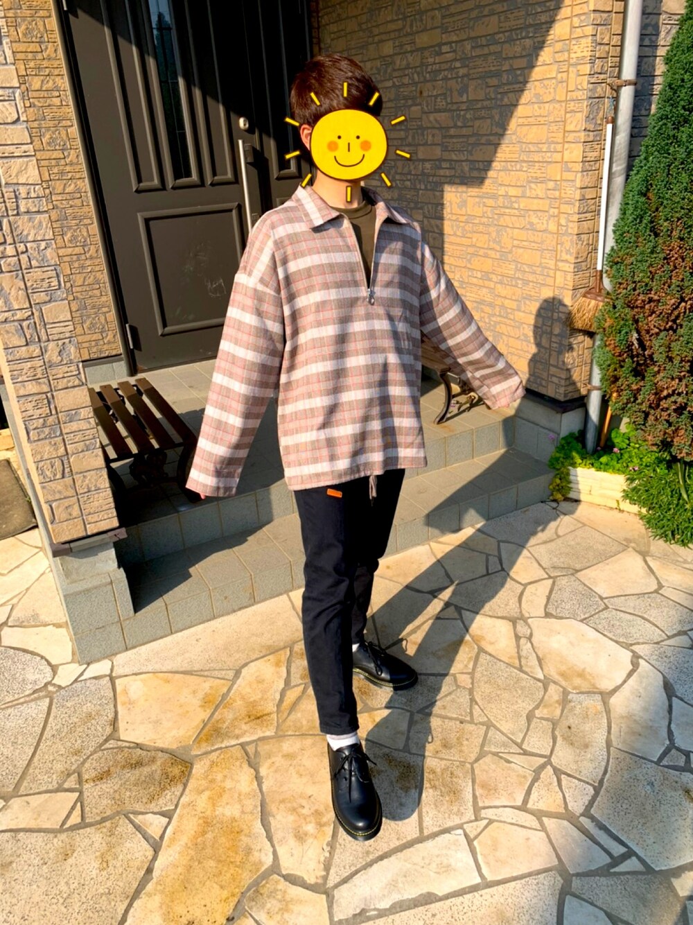 ブラウン系のシャツ/ブラウス、ブラウン系のシャツ/ブラウス、ブラック系のデニムパンツを着用したメンズの春コーディネートの1枚目の写真