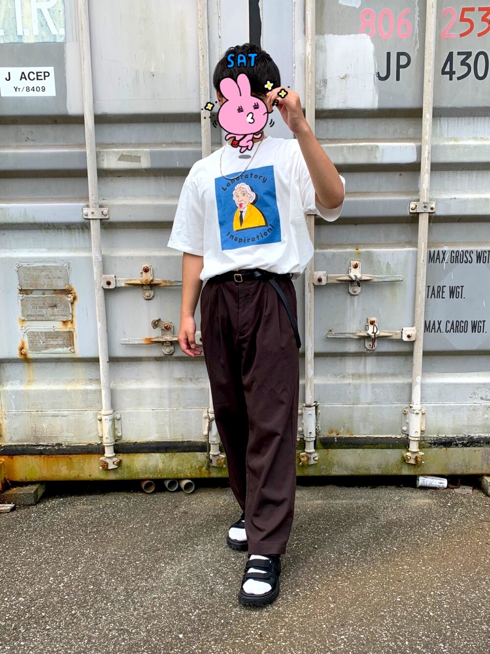 ブラウン系のその他パンツ、ブラック系のサンダル、ホワイト系のTシャツ/カットソーを着用したメンズの夏コーディネートの1枚目の写真