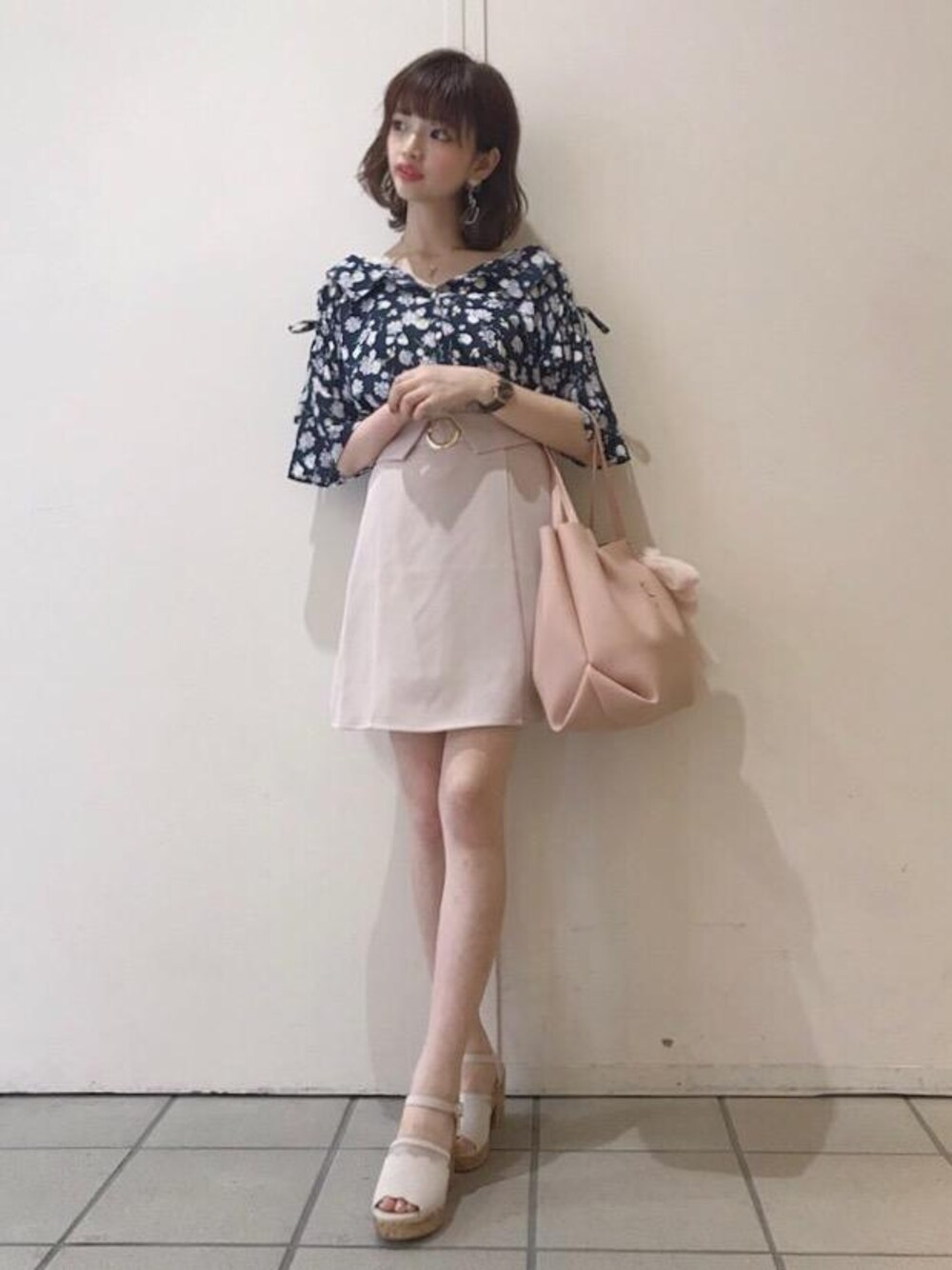 「花柄、大人、ミニスカート、Aラインスカート、２ＷＡＹ、MAJESTIC LEGON、マジェスティックレゴン」｜「MAJESTIC LEGONのチュールスカラップサンダル（サンダル、ホワイト系）」を使った、マジェスティックレゴンラフォーレ原宿店スタッフさん（レディース・163cm）の春コーディネートの1枚目の写真