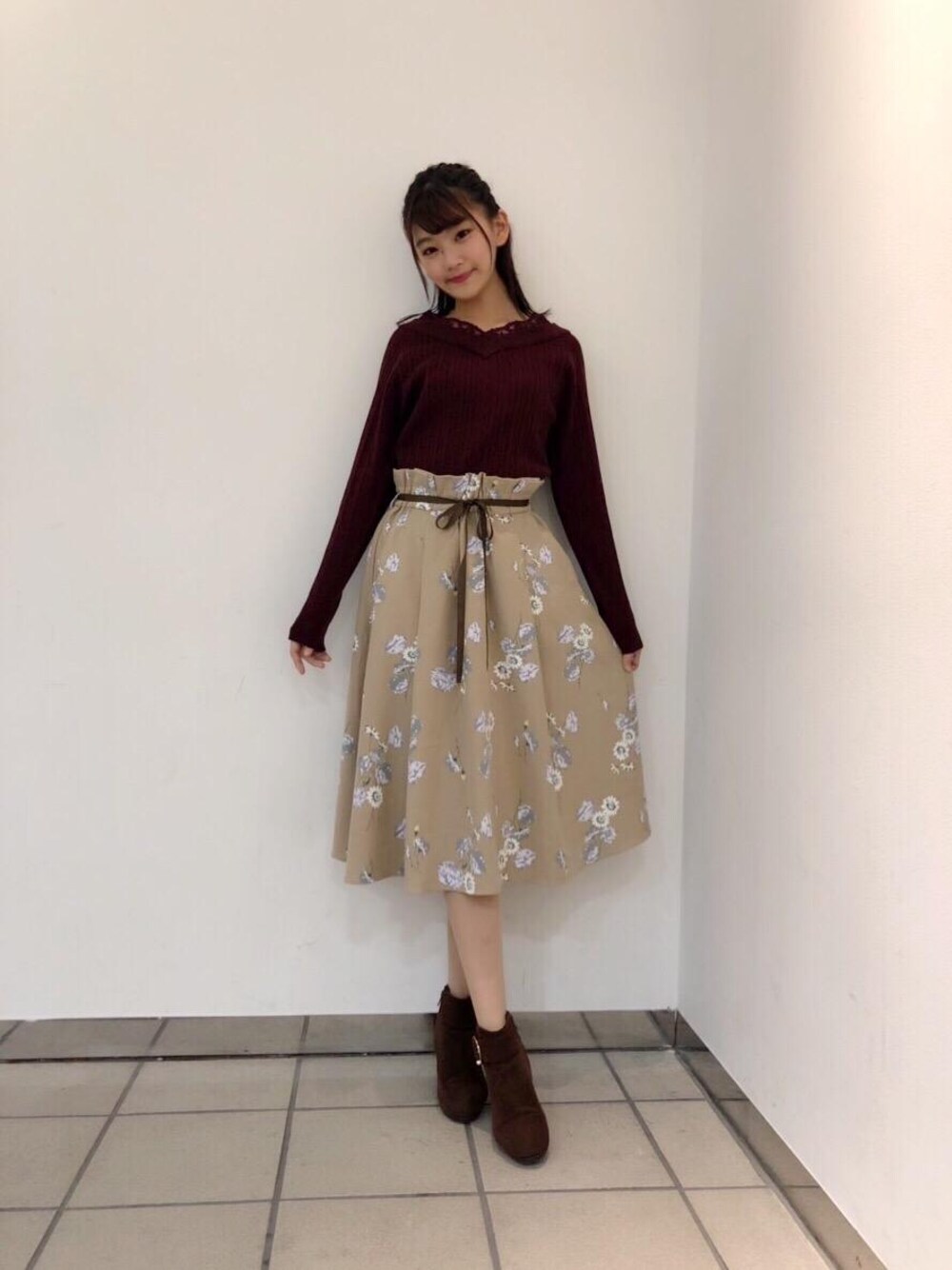 「花柄、パール、レース、MAJESTIC LEGON、スカラップ、マジェスティックレゴン、バックル」｜「MAJESTIC LEGONのパールサークルバックルブーツ（ブーツ、ブラウン系）」を使った、マジェスティックレゴンラフォーレ原宿店スタッフさん（レディース・162cm）の秋コーディネートの1枚目の写真
